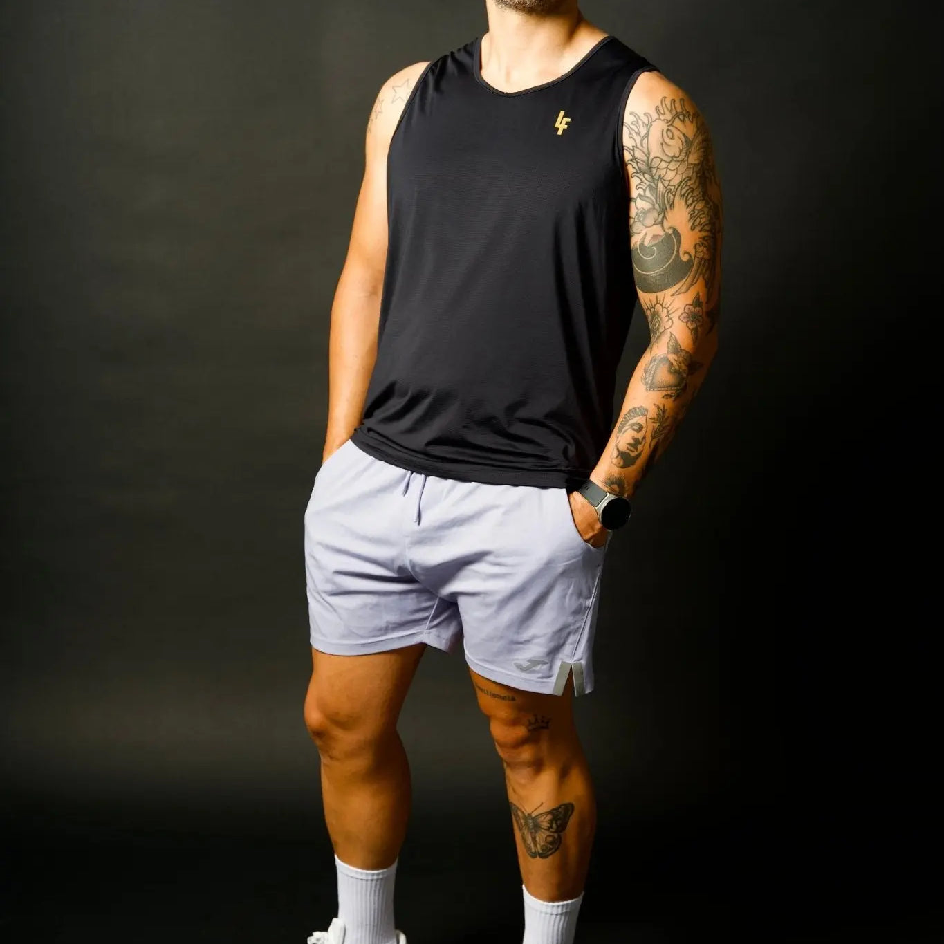 Modelo vistiendo la camiseta técnica sin mangas MAN-U de LUXFEEL en color Negro, diseñada para un alto rendimiento.