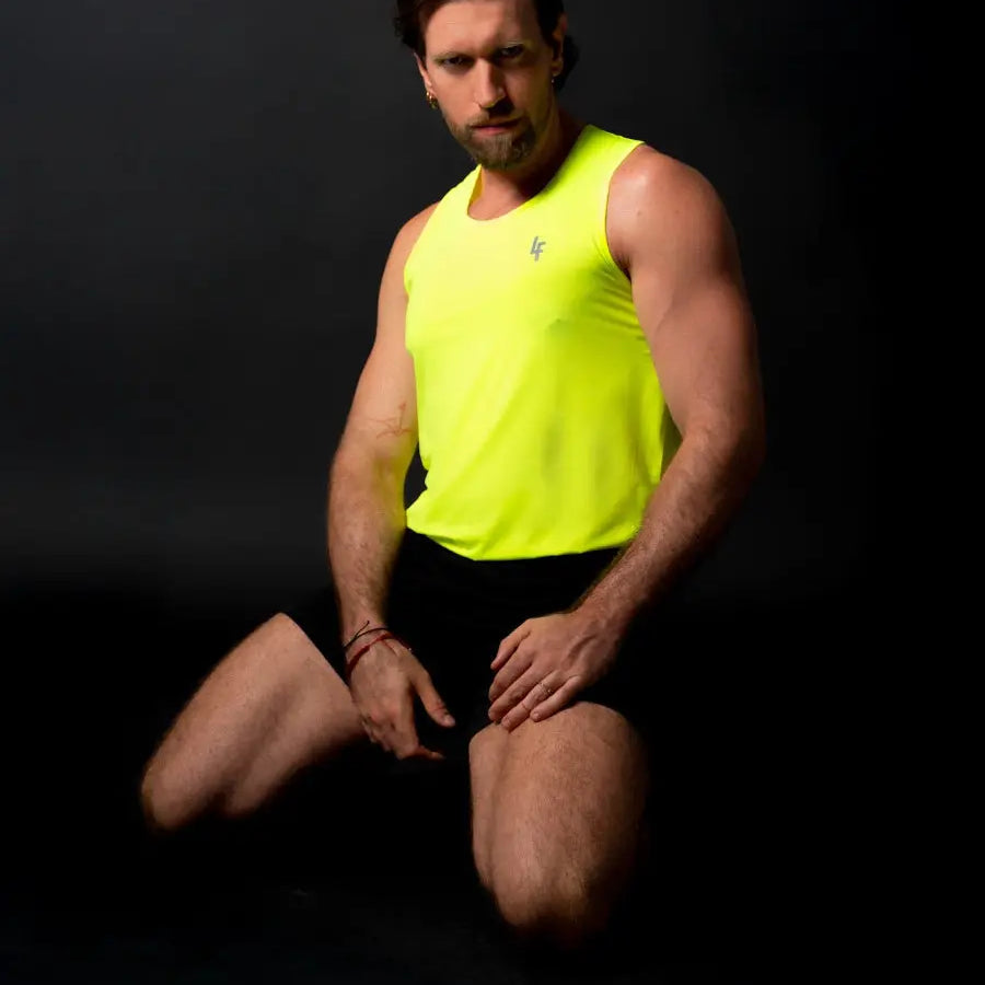 Modelo de frente en estudio mostrando la camiseta sin mangas MANU-U en color amarillo de LUXFEEL