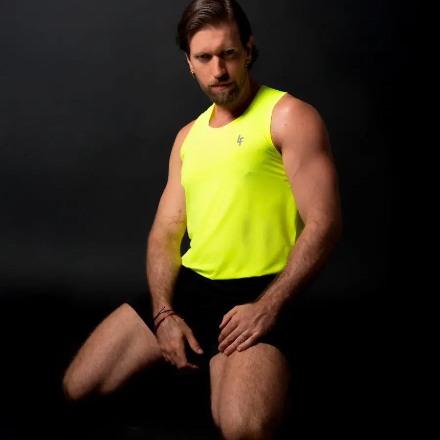 Modelo mostrando camiseta sin mangas MAN-U en color amarillo de LUXFEEL