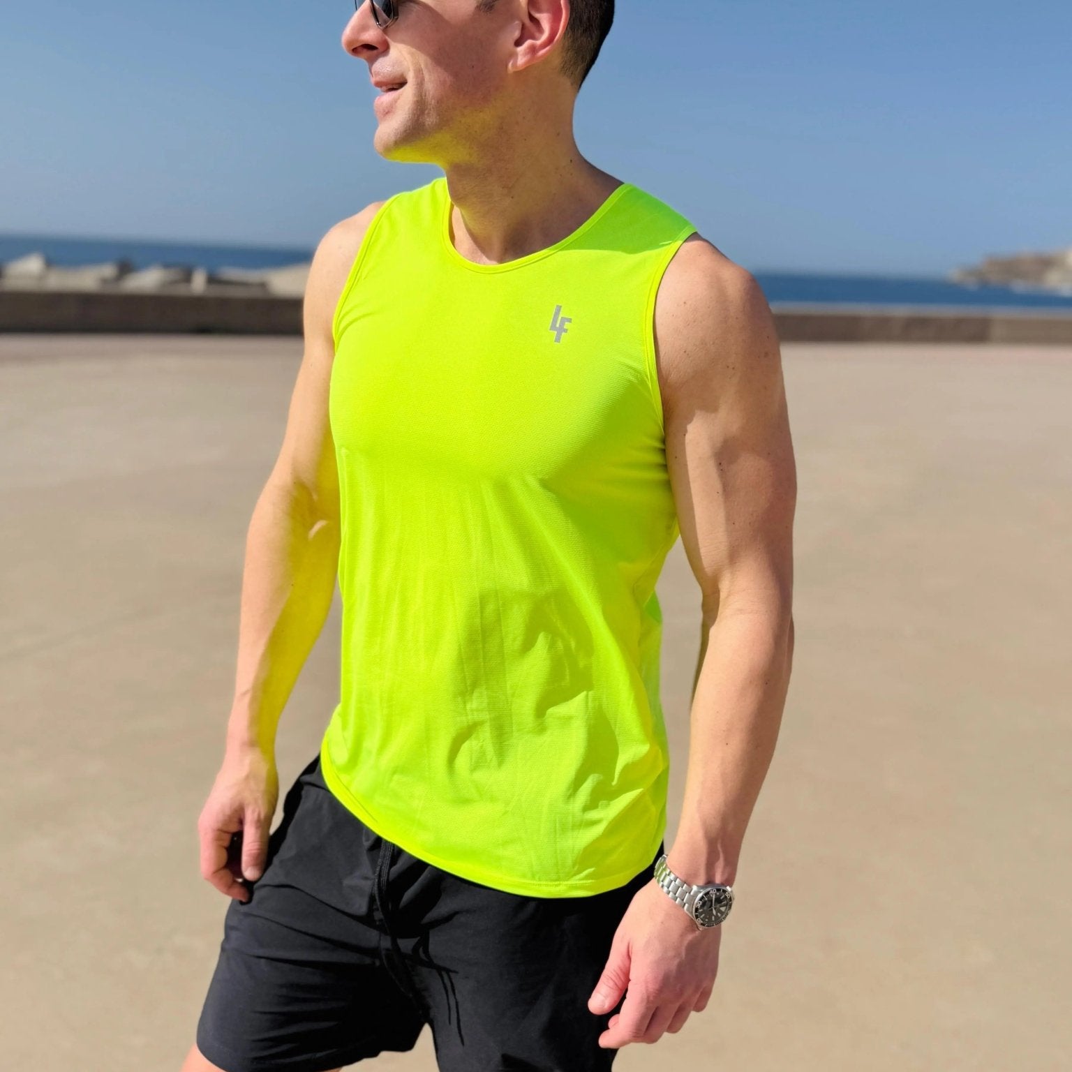 Hombre vistiendo la camiseta técnica sin mangas MAN-U de LUXFEEL en color Amarillo, diseñada para un alto rendimiento.