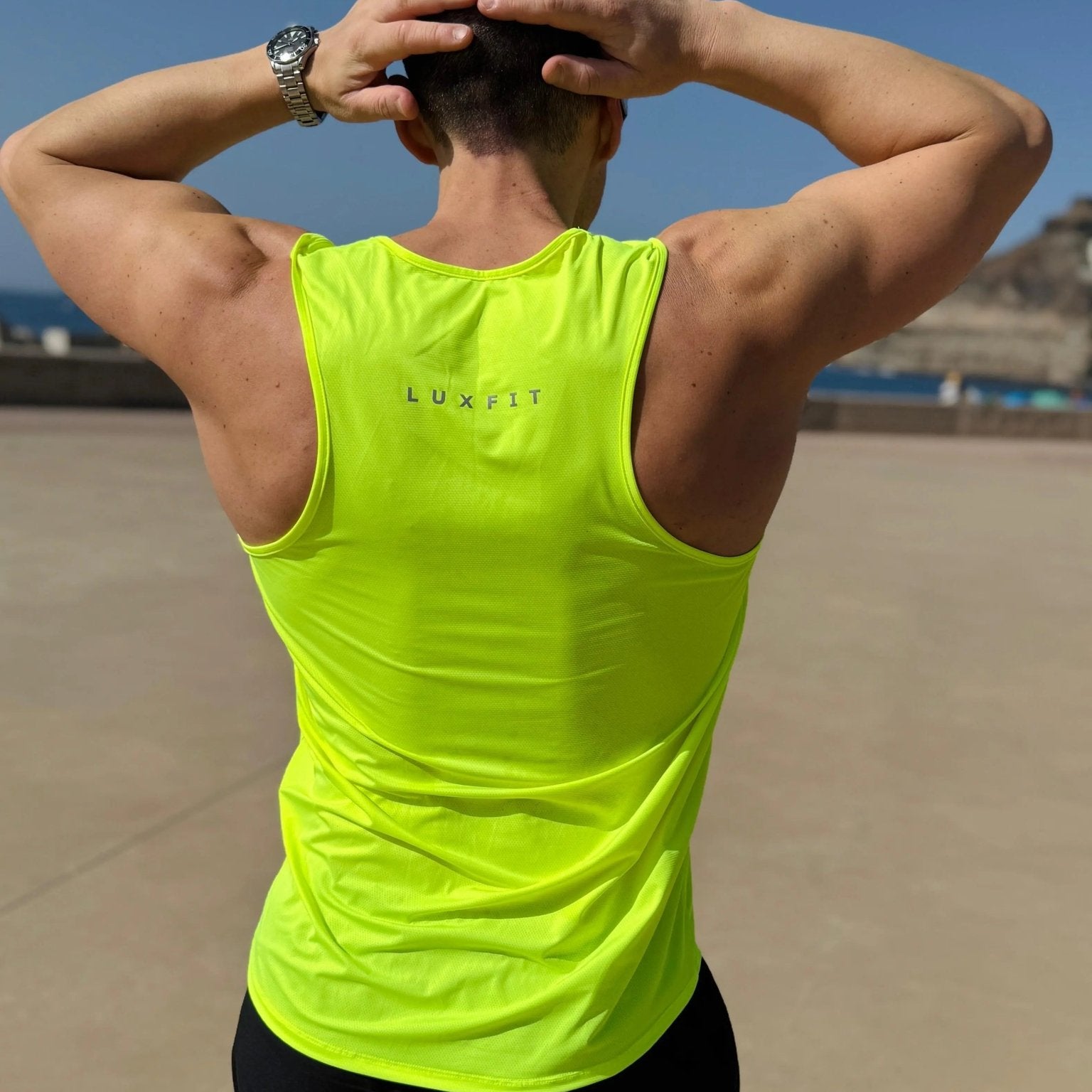 Hombre vistiendo la camiseta técnica sin mangas MAN-U de LUXFEEL en color Amarillo, diseñada para un alto rendimiento.