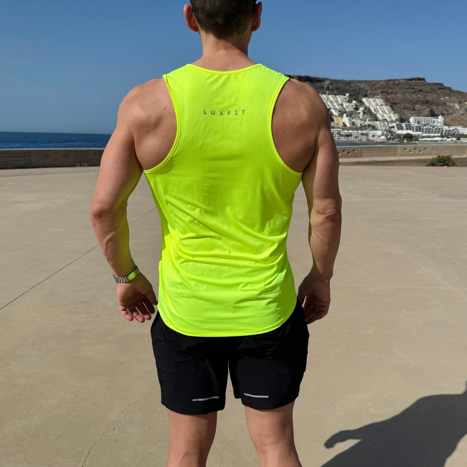 Hombre vistiendo la camiseta técnica sin mangas MAN-U de LUXFEEL en color Amarillo, diseñada para un alto rendimiento.