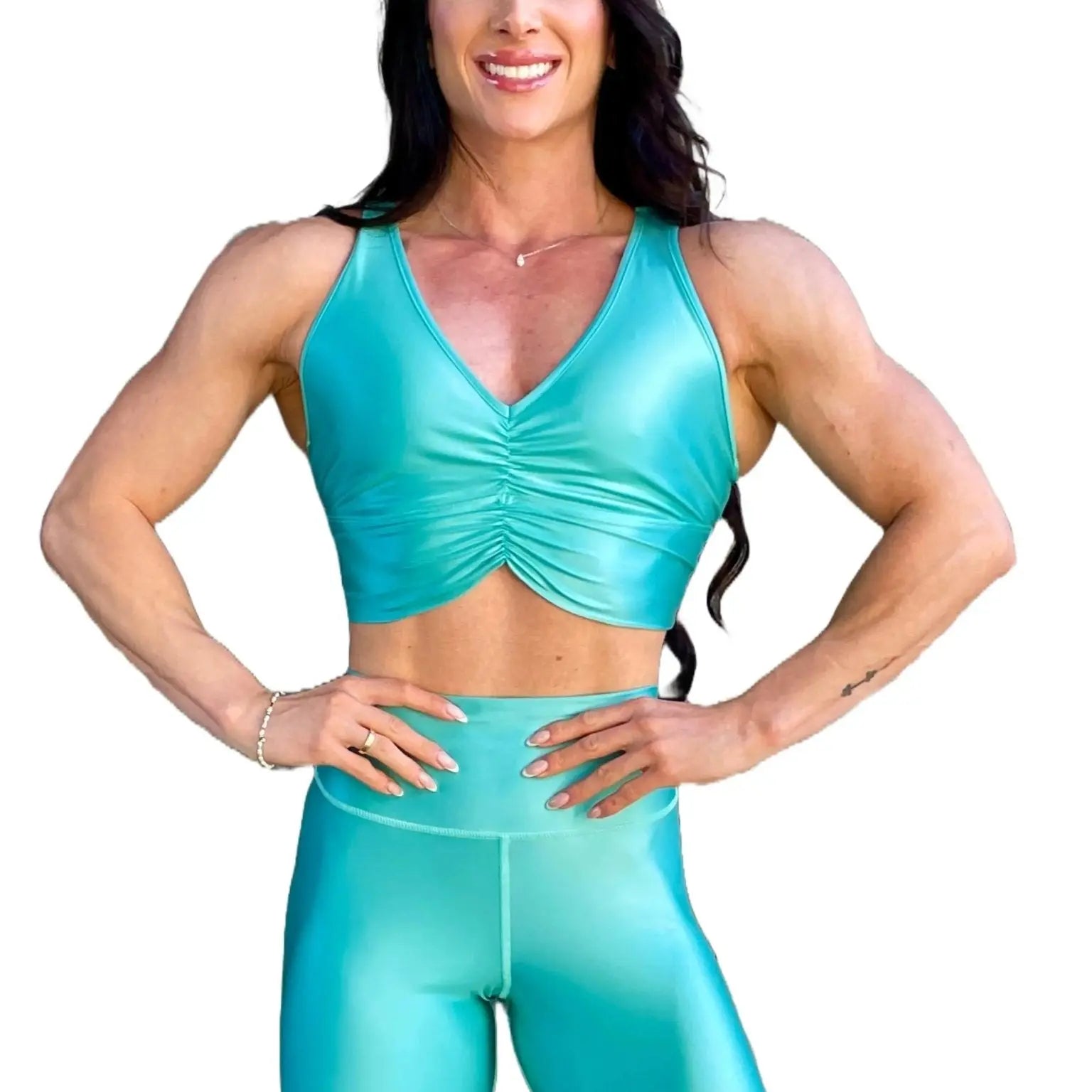 Mujer vistiendo el conjunto deportivo azul celeste de LUXFEEL, compuesto por el crop top brillante Adela Pearl Shine y el legging escultor Myself.