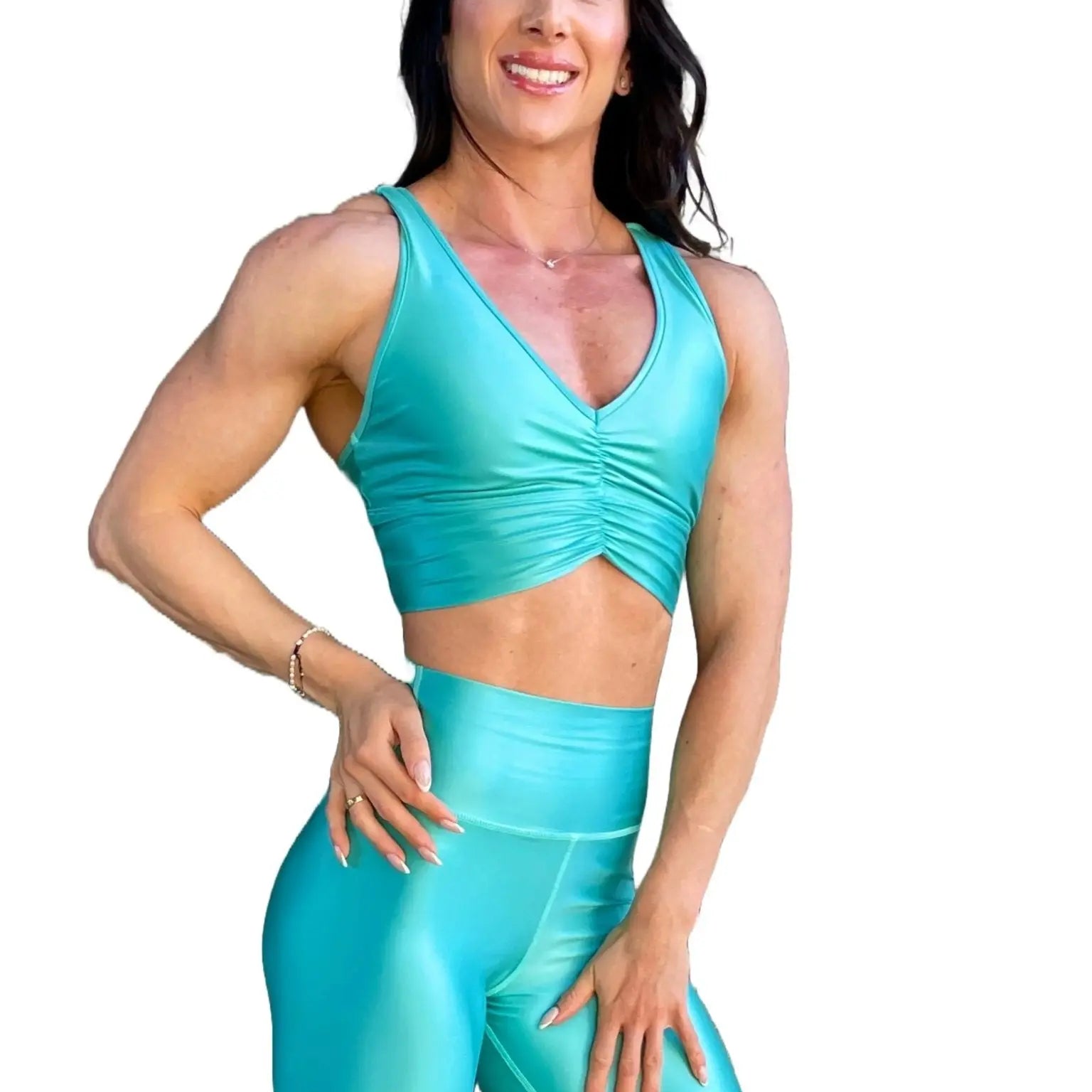 Mujer vistiendo el conjunto deportivo azul celeste de LUXFEEL, compuesto por el crop top brillante Adela Pearl Shine y el legging escultor Myself.