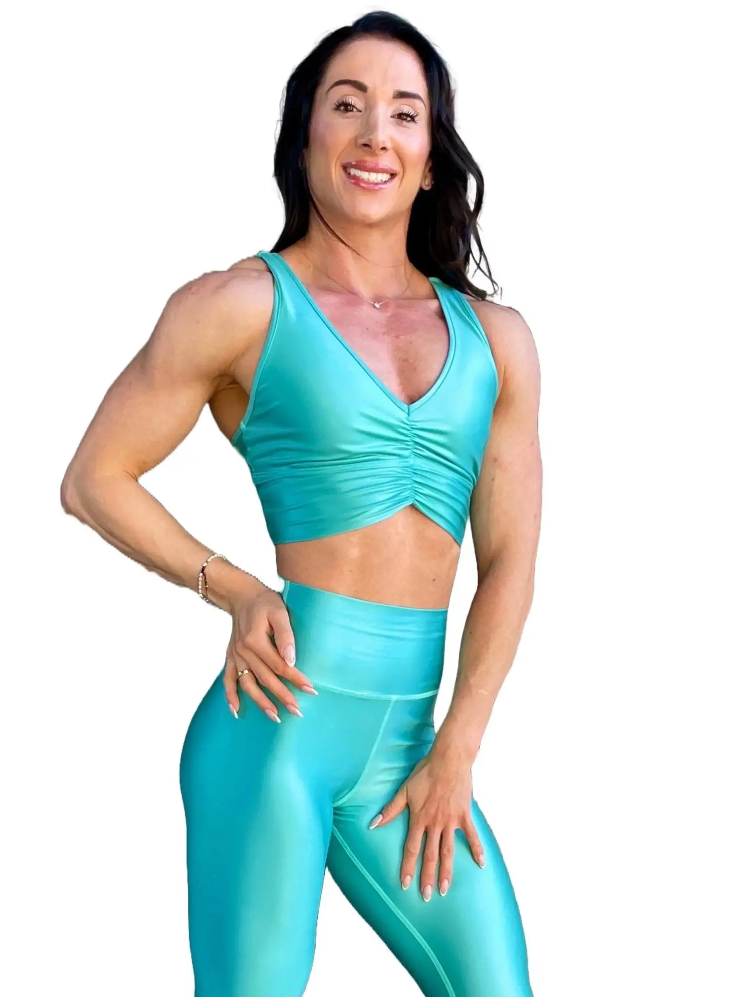 Mujer vistiendo el conjunto deportivo azul celeste de LUXFEEL, compuesto por el crop top brillante Adela Pearl Shine y el legging escultor Myself.