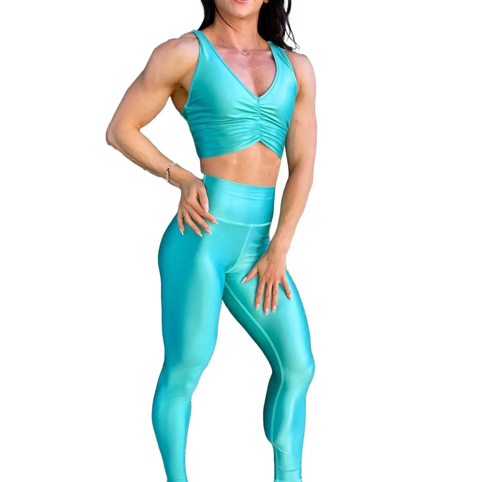 Mujer vistiendo el conjunto deportivo azul celeste de LUXFEEL, compuesto por el crop top brillante Adela Pearl Shine y el legging escultor Myself.