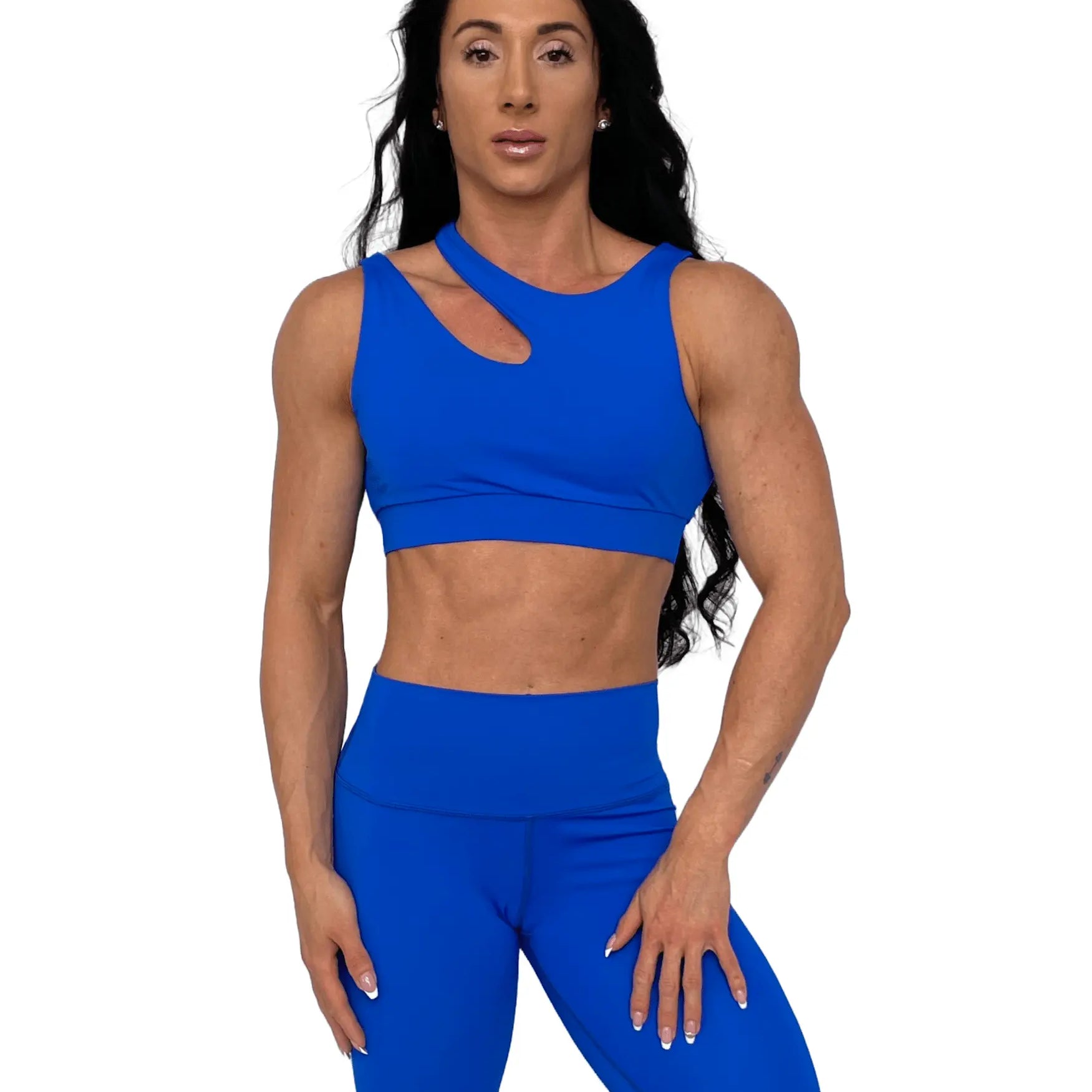 Mujer vistiendo el conjunto deportivo azul de LUXFEEL, compuesto por el top asimétrico Vanesa y el legging escultor Myself.