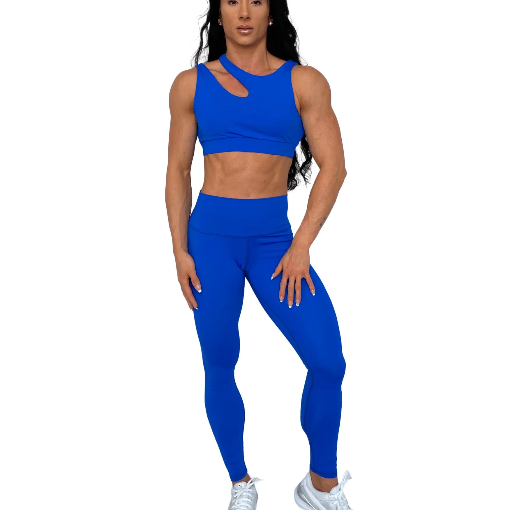 Mujer vistiendo el conjunto deportivo azul de LUXFEEL, compuesto por el top asimétrico Vanesa y el legging escultor Myself.