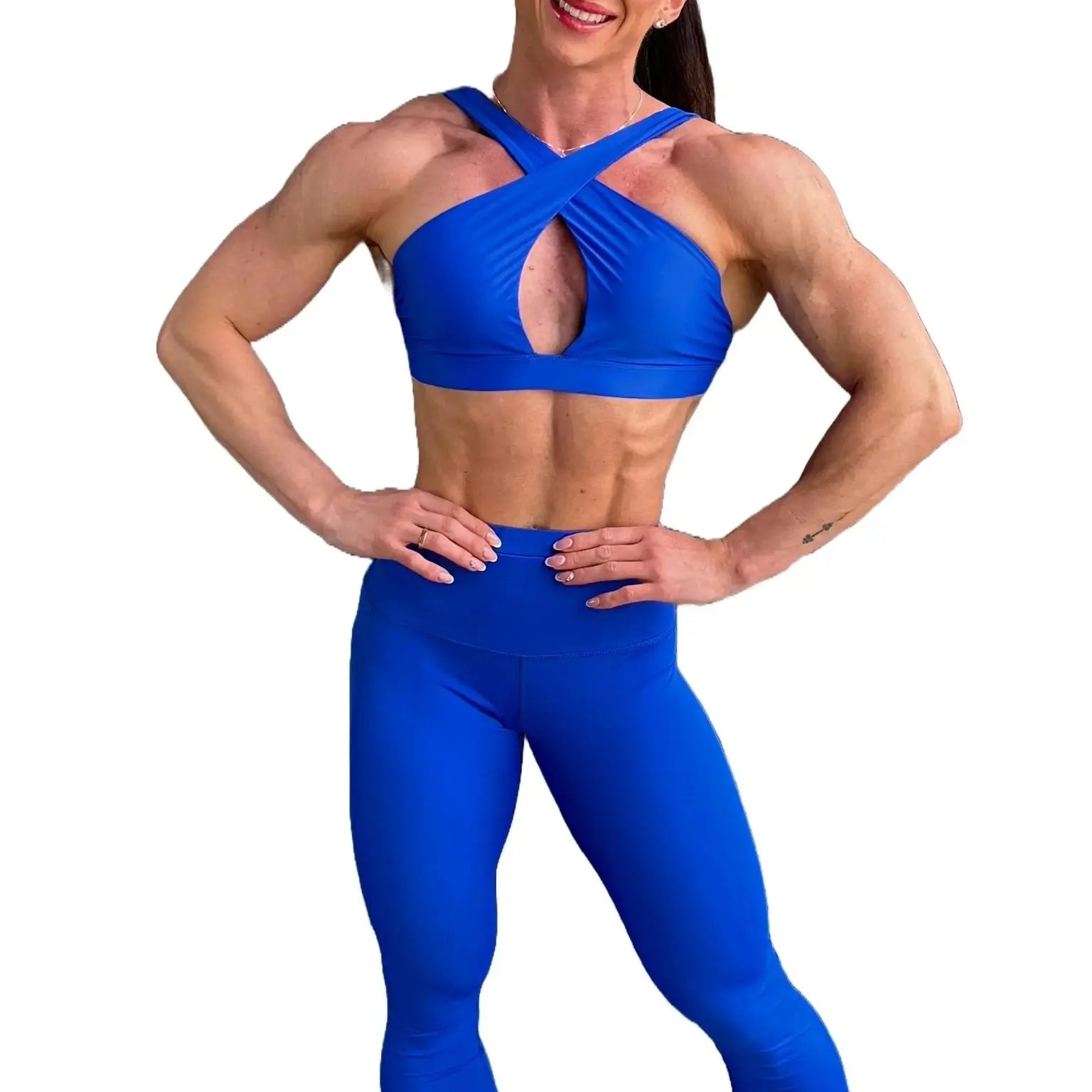 Mujer vistiendo el conjunto deportivo azul de LUXFEEL, con el Top Paula en su estilo de tirantes rectos y el legging escultor Myself.