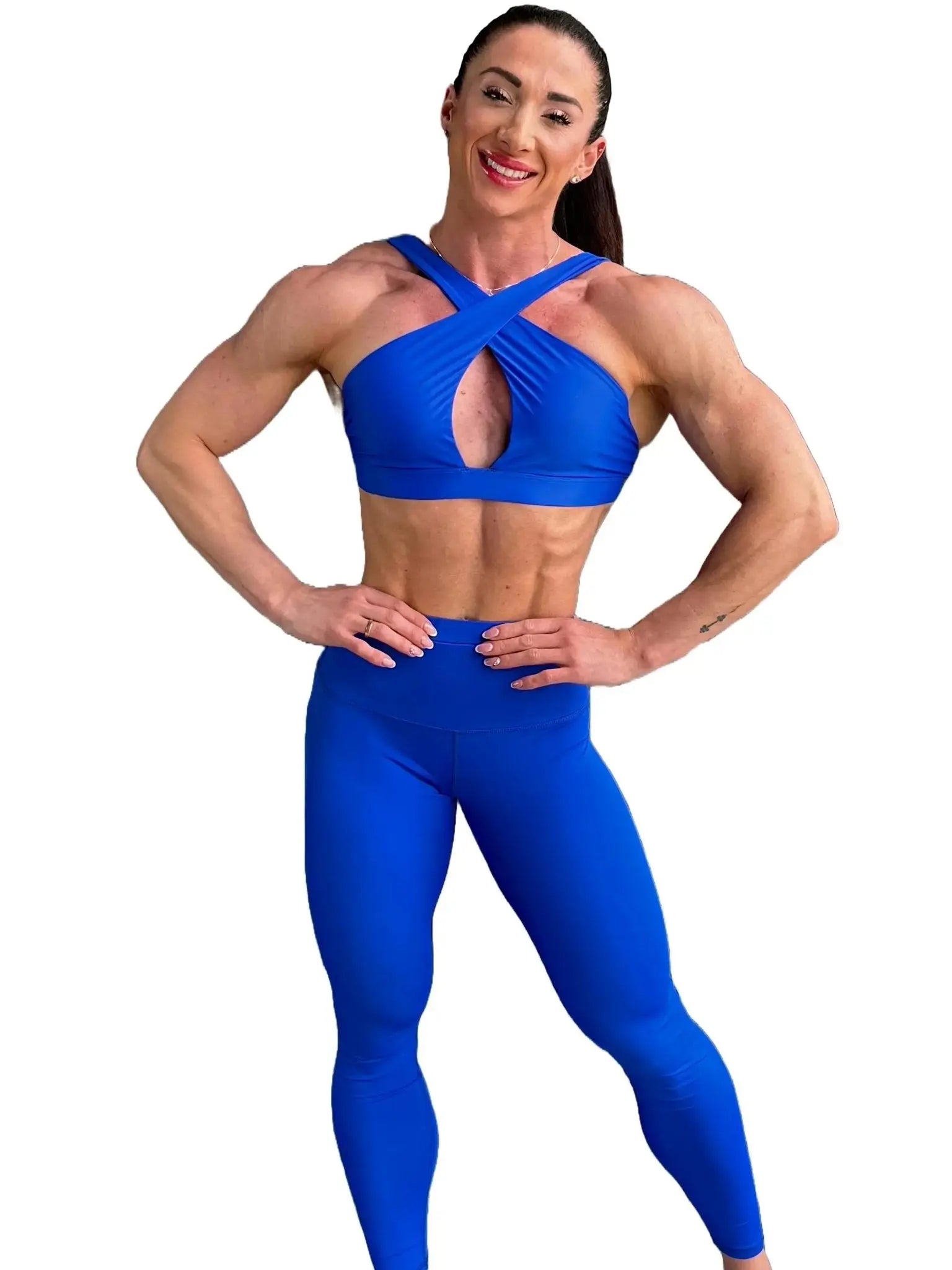 Mujer vistiendo el conjunto deportivo azul de LUXFEEL, con el Top Paula en su estilo de tirantes rectos y el legging escultor Myself.