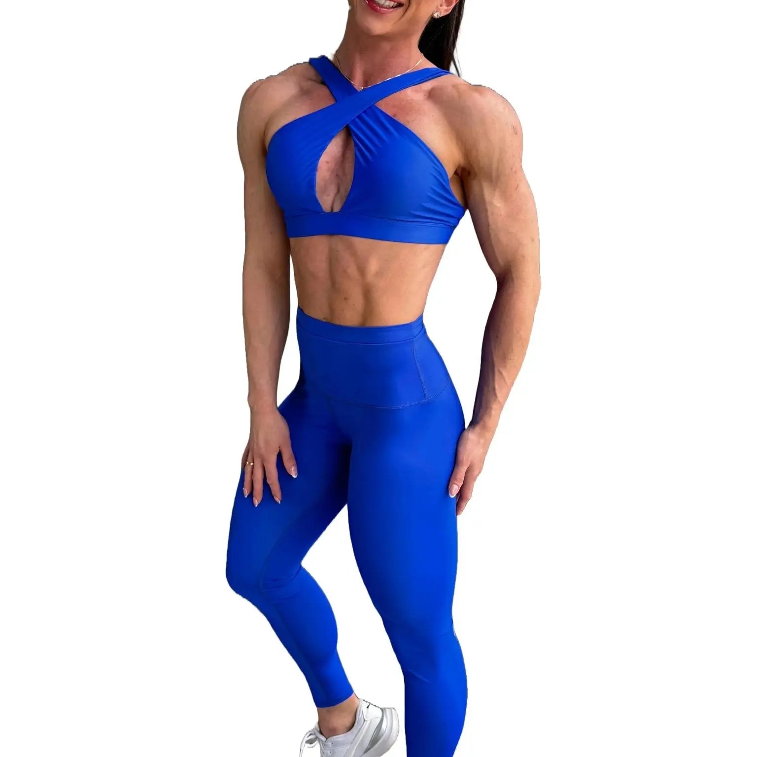 Mujer vistiendo el conjunto deportivo azul de LUXFEEL, con el Top Paula en su estilo de tirantes rectos y el legging escultor Myself.