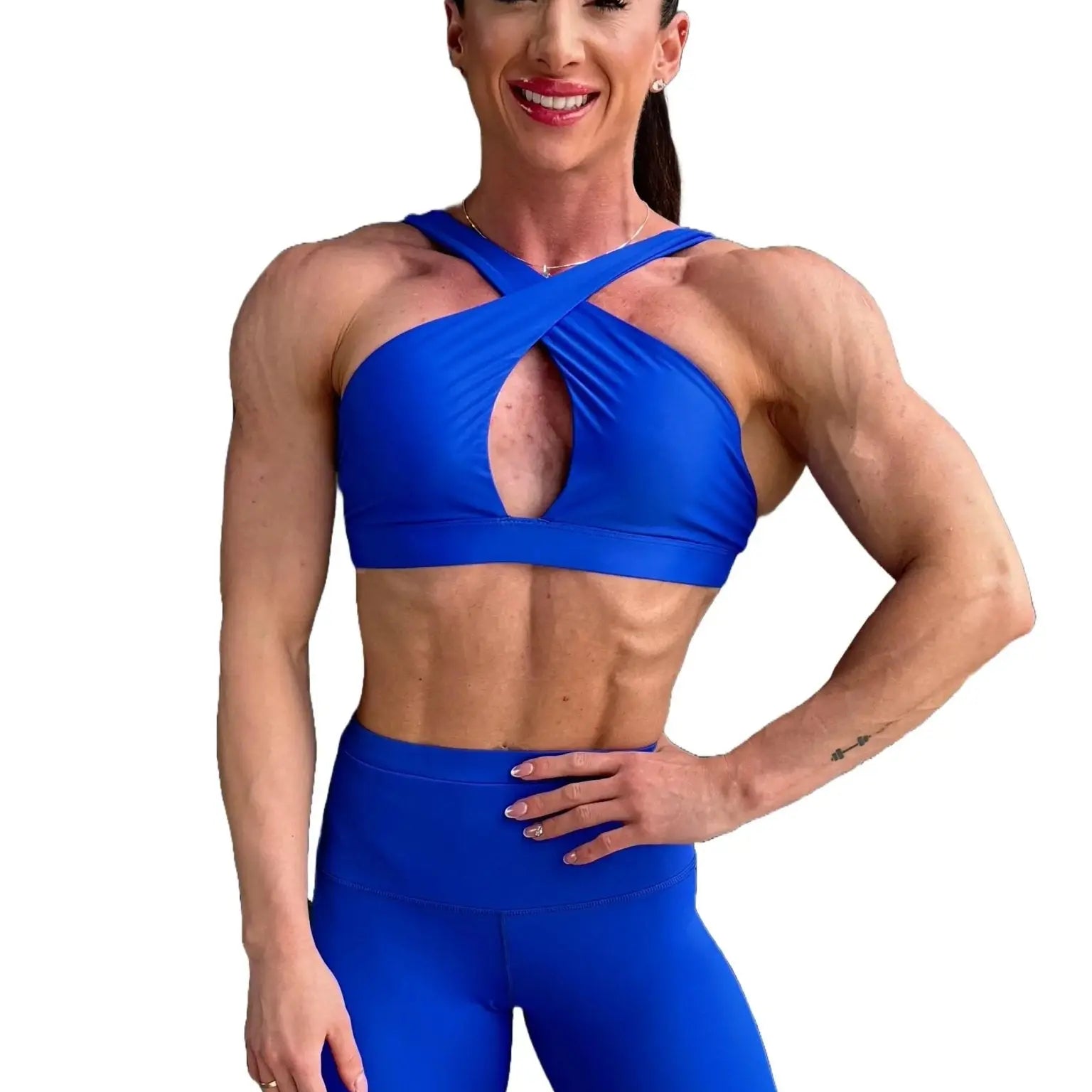 Mujer vistiendo el conjunto deportivo azul de LUXFEEL, con el Top Paula en su estilo de tirantes rectos y el legging escultor Myself.