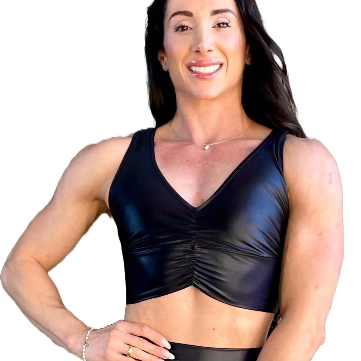 Mujer vistiendo el crop top brillante Top Adela Pearl Shine de LUXFEEL en color Negro Brillante, con escote en V y detalle fruncido en el pecho.
