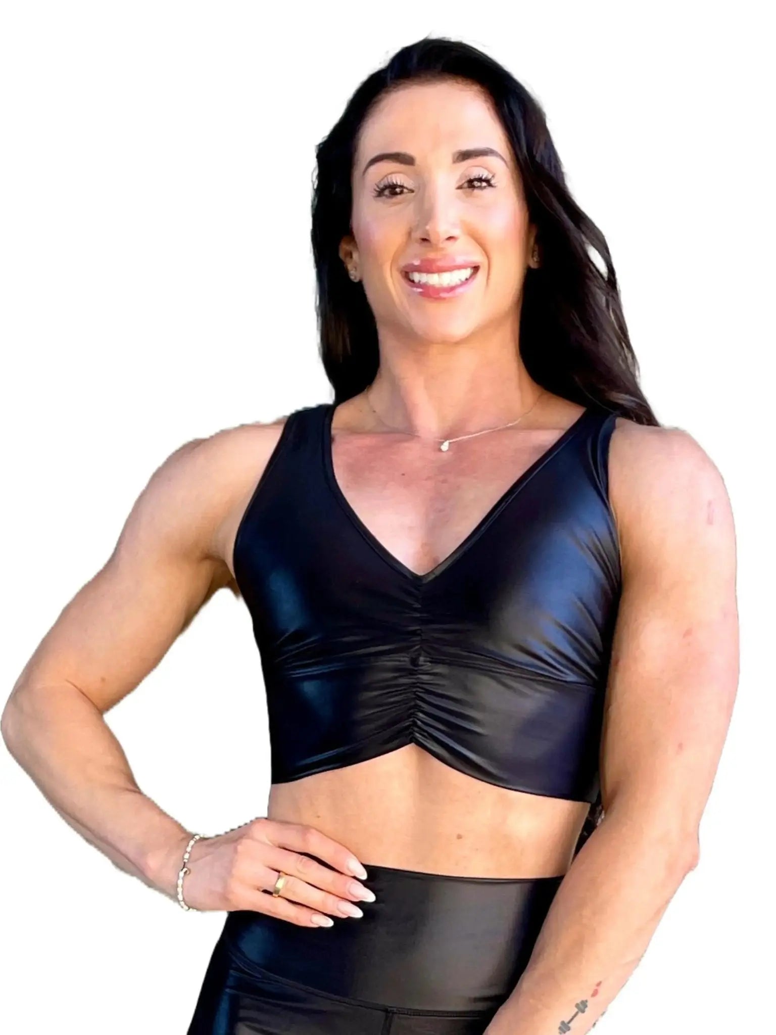 Mujer vistiendo el crop top brillante Top Adela Pearl Shine de LUXFEEL en color Negro Brillante, con escote en V y detalle fruncido en el pecho.