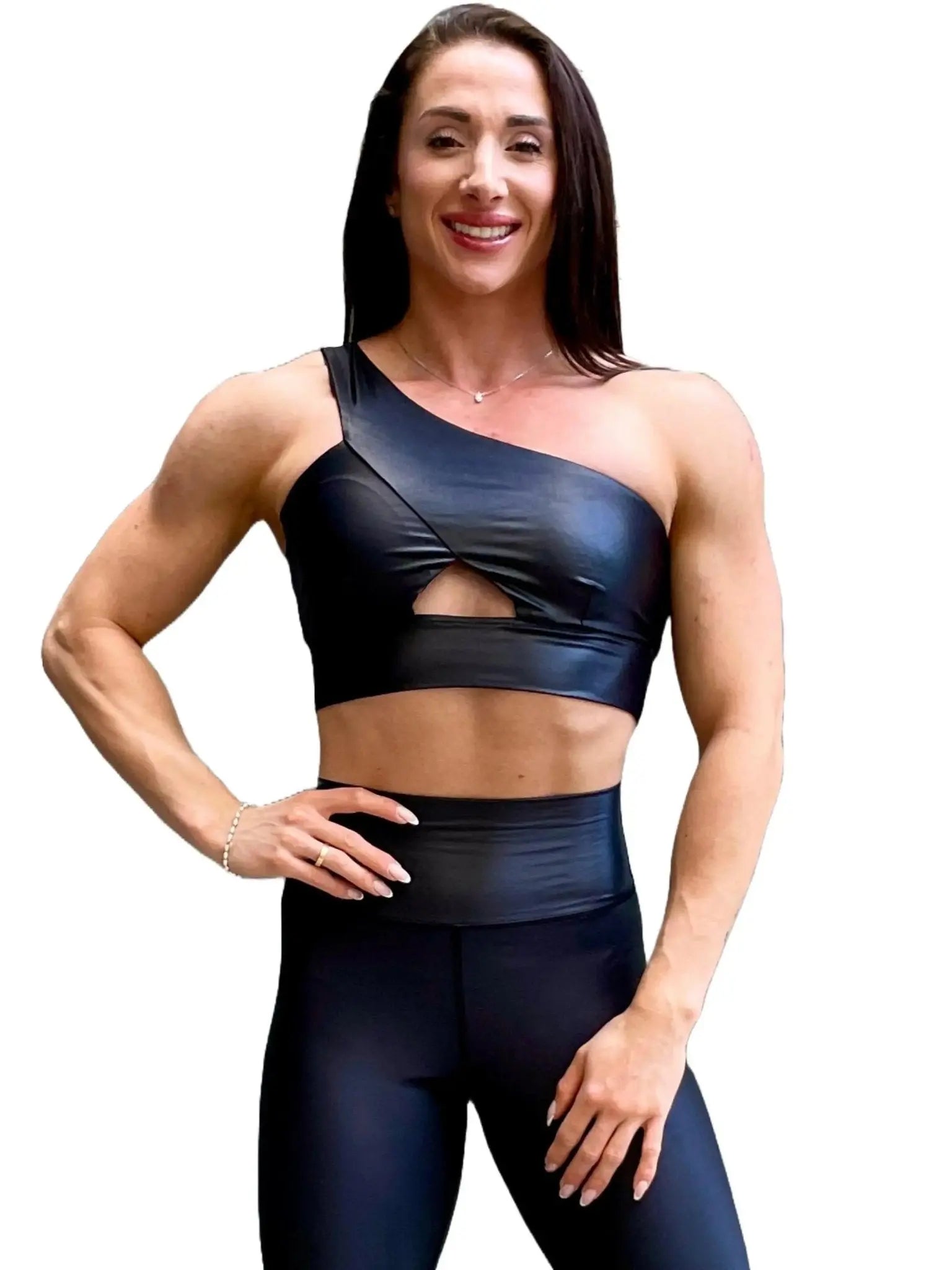 Mujer vistiendo el conjunto deportivo negro brillante de LUXFEEL, compuesto por el top asimétrico Carmela y el legging Pearl Shine