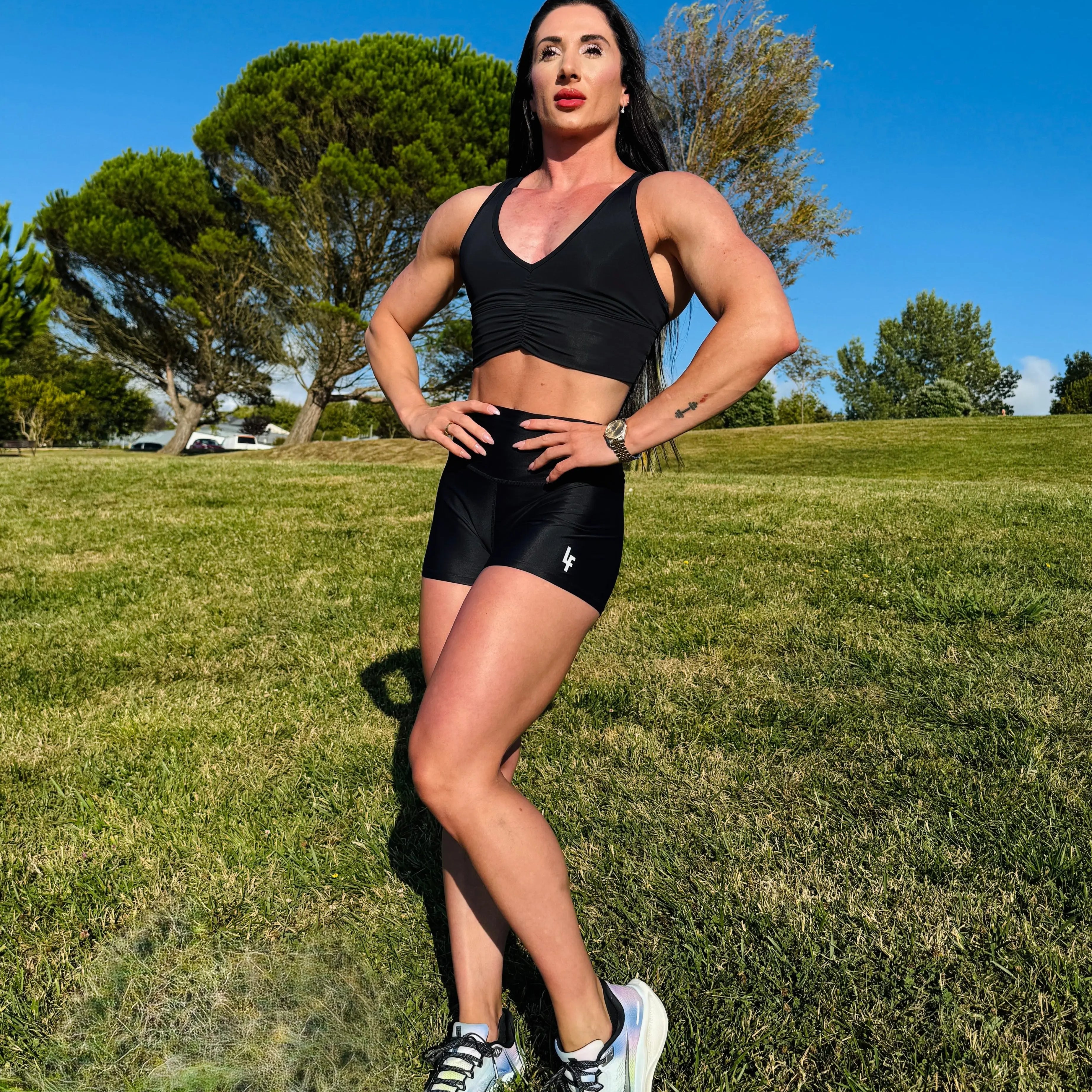 Modelo con el Conjunto Negro - Top Adela y Short Cintura Alta de LUXFEEL