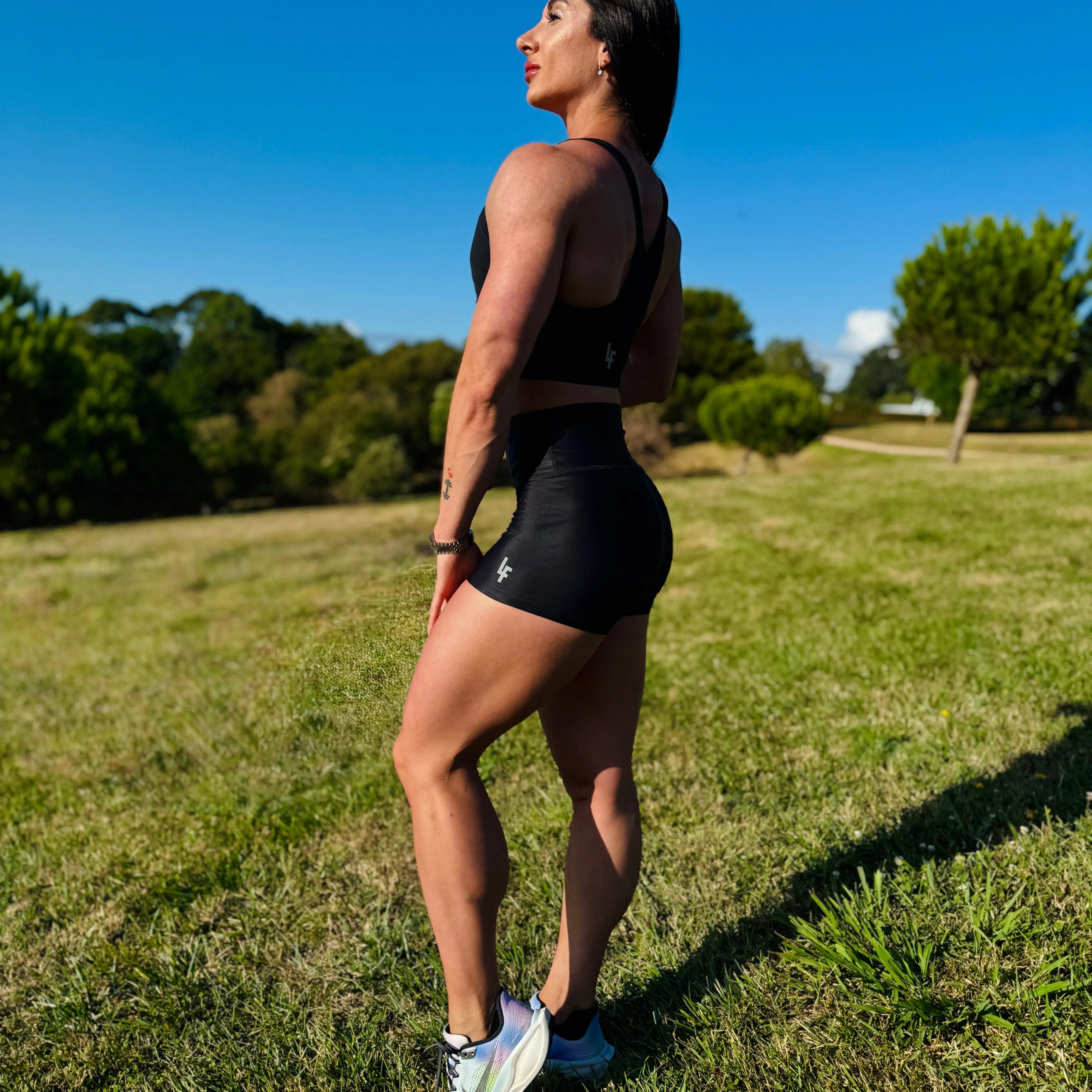 Modelo con el Conjunto Negro - Top Adela y Short Cintura Alta de LUXFEEL