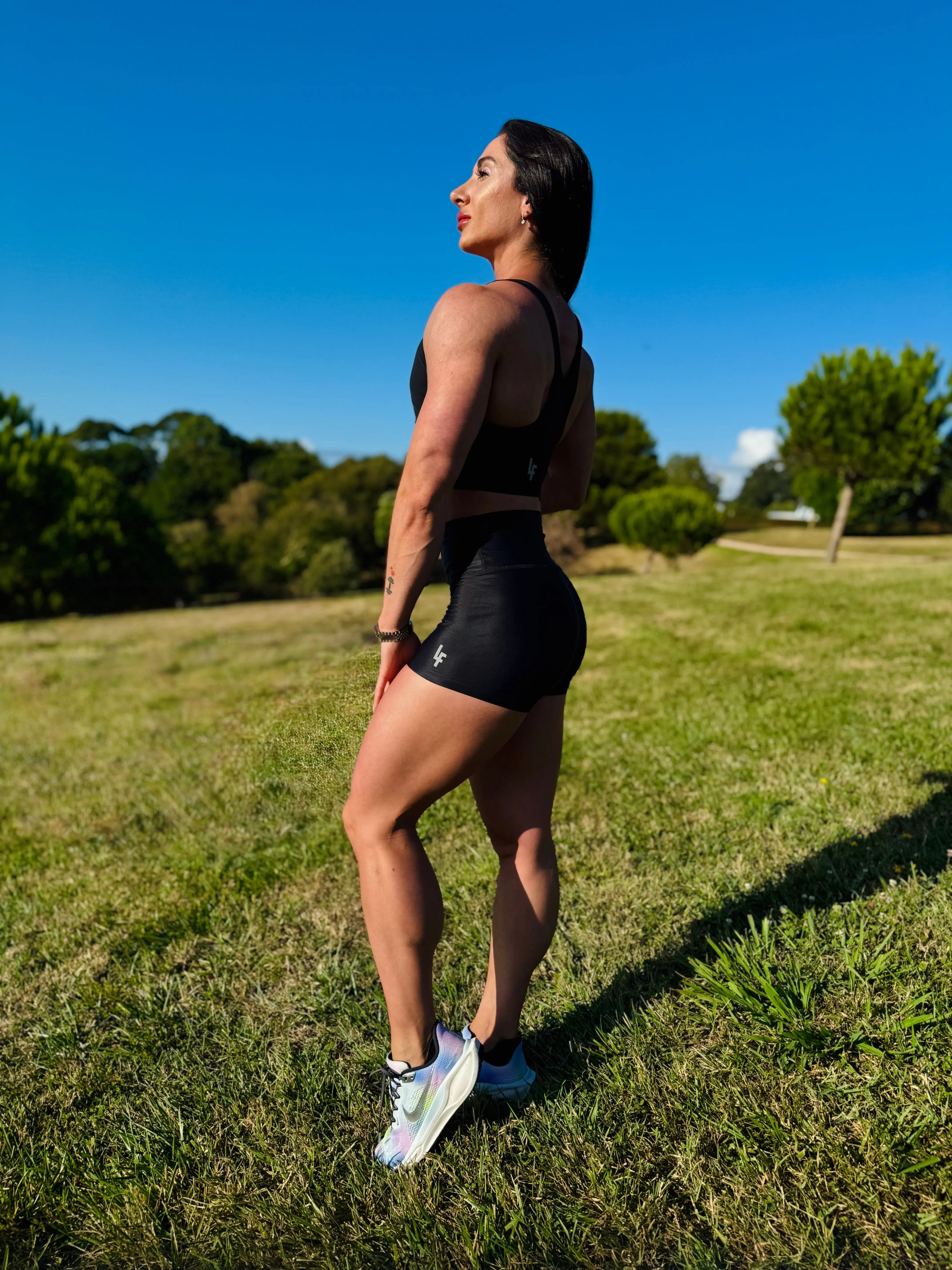 Modelo con el Conjunto Negro - Top Adela y Short Cintura Alta de LUXFEEL