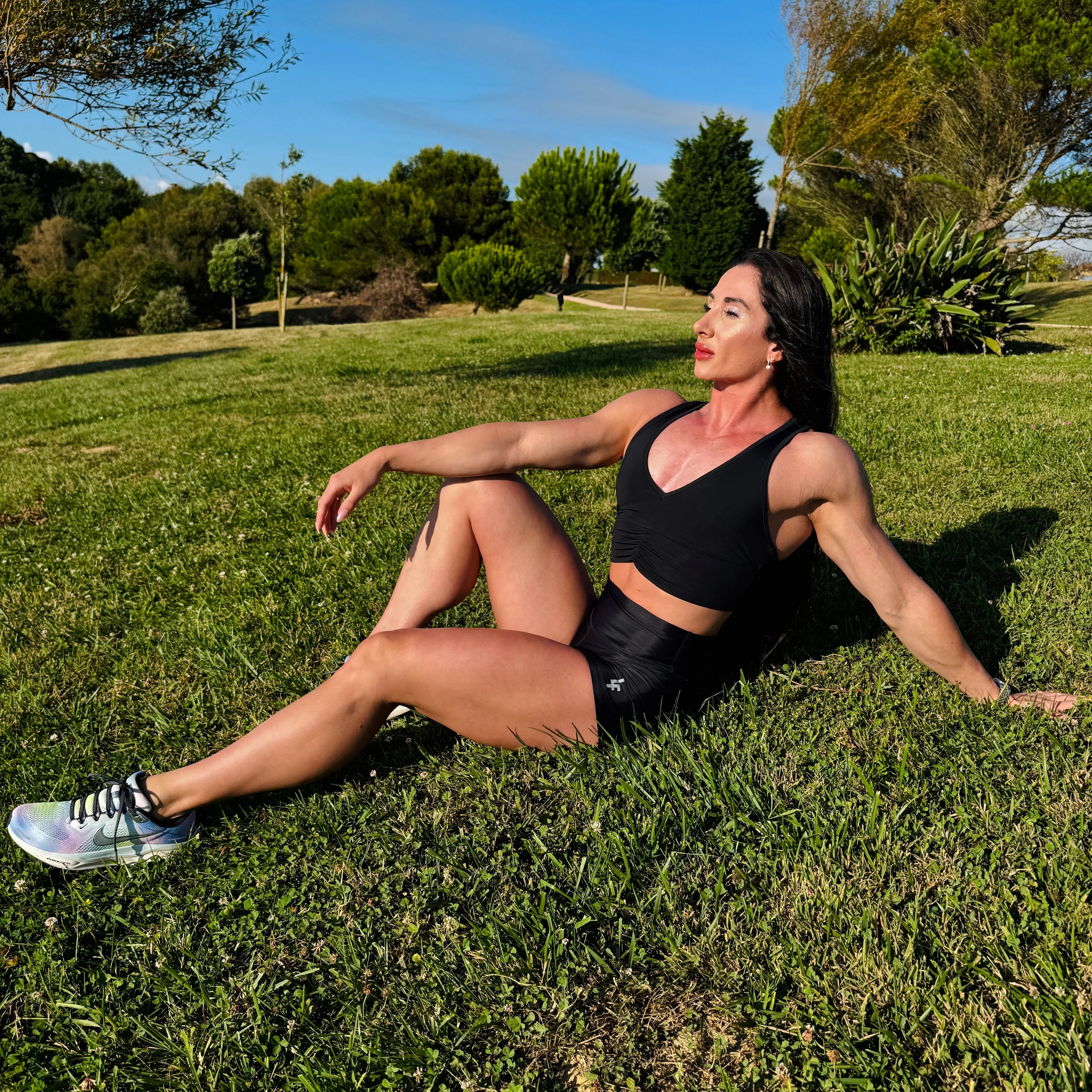 Modelo con el Conjunto Negro - Top Adela y Short Cintura Alta de LUXFEEL