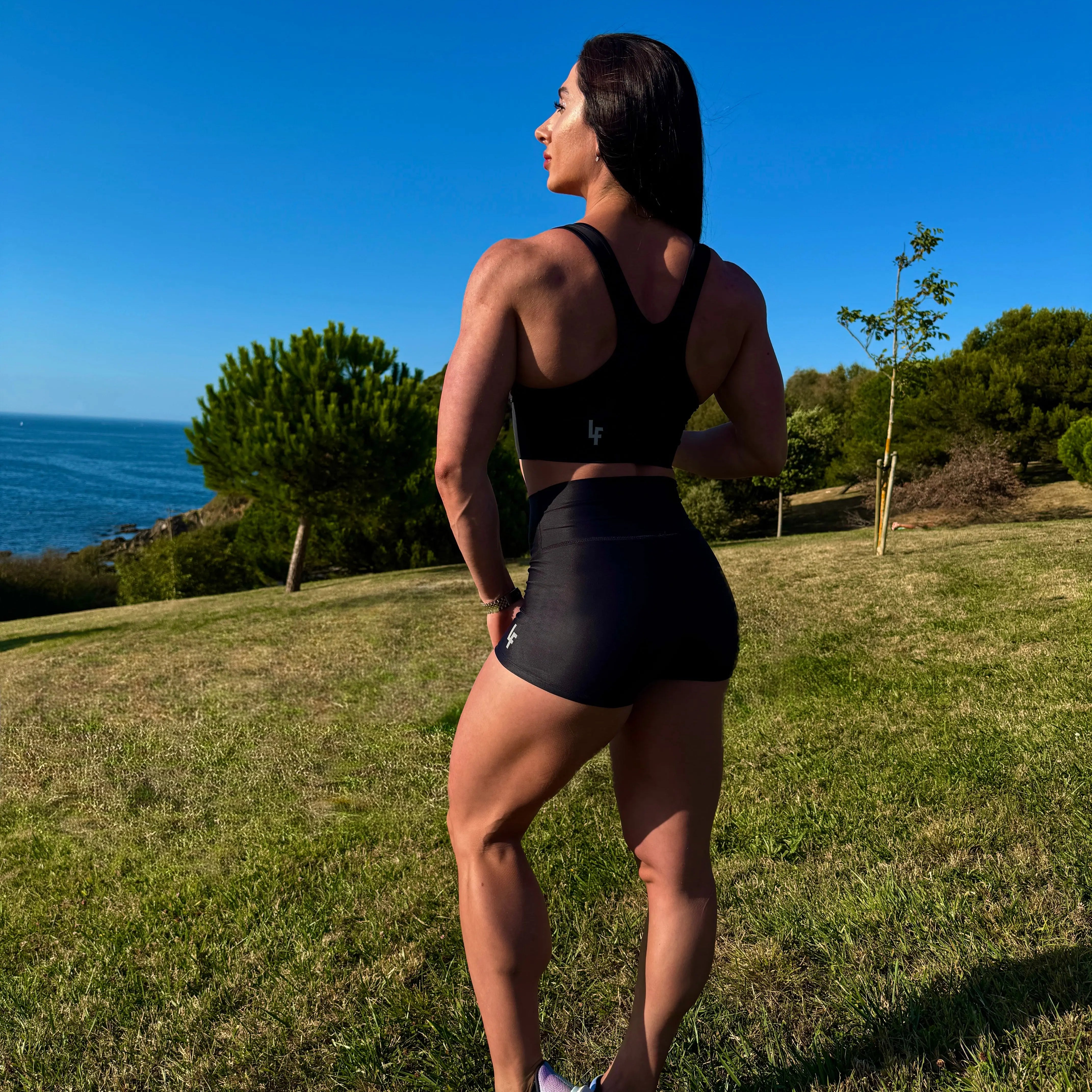 Modelo con el Conjunto Negro - Top Adela y Short Cintura Alta de LUXFEEL