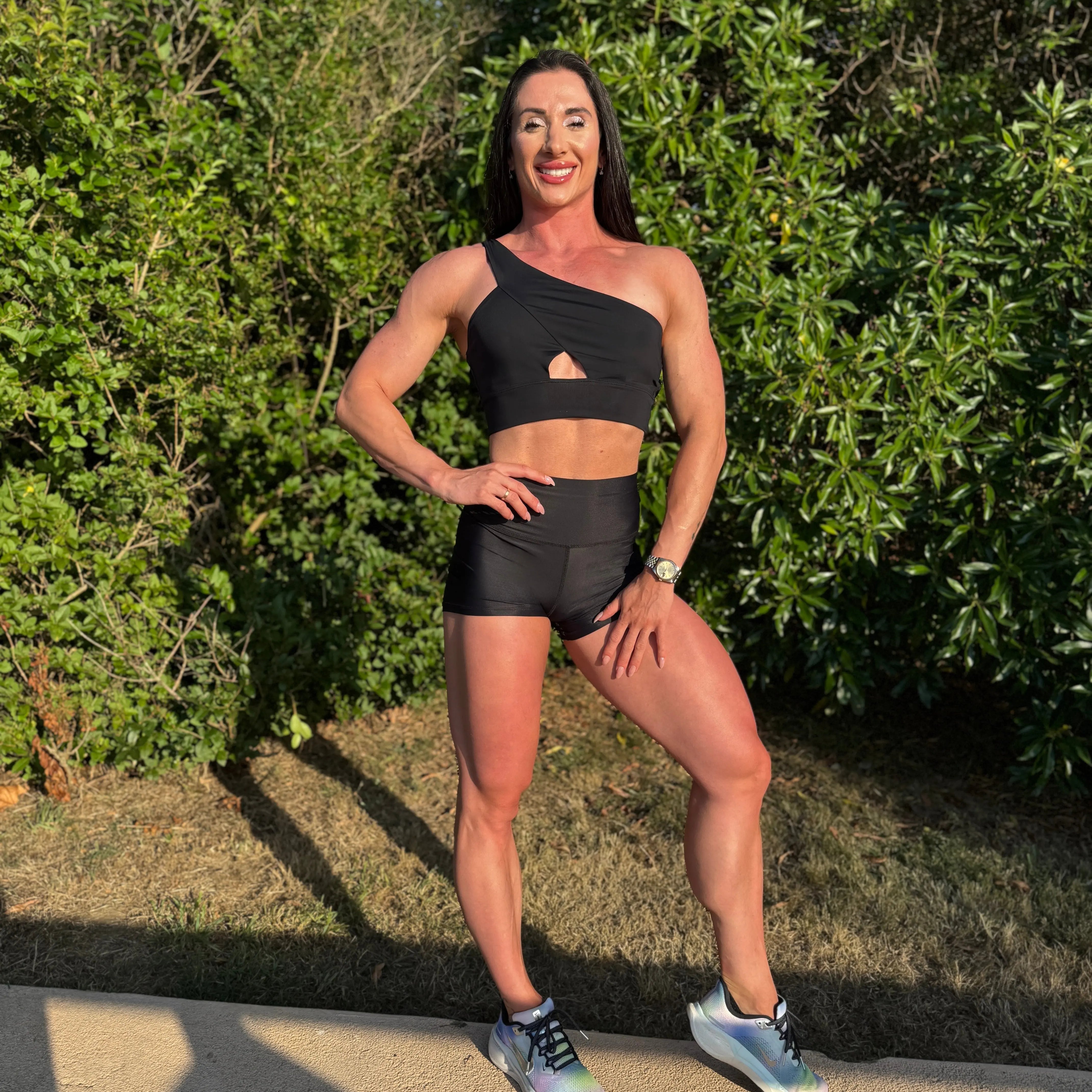 Modelo con el conjunto Negro - Top Carmela y Short Cintura Alta de LUXFEEL de frente