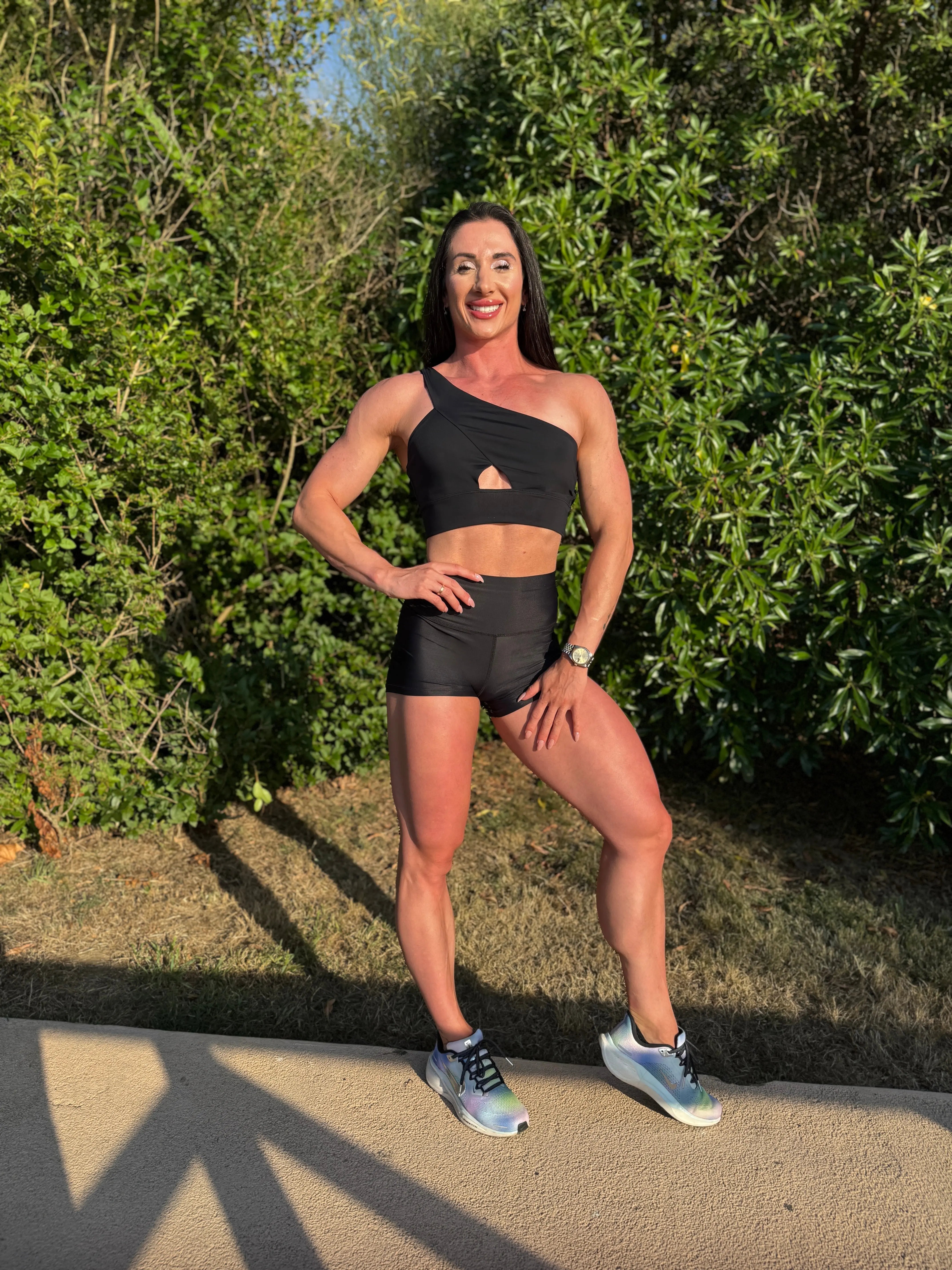 Modelo con el conjunto Negro - Top Carmela y Short Cintura Alta de LUXFEEL de frente