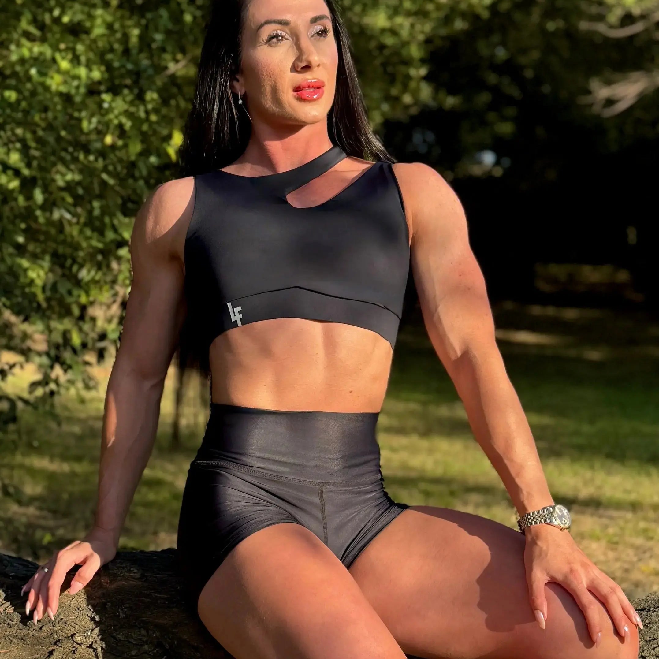 Mujer mostrando un conjunto negro de LUXFEEL