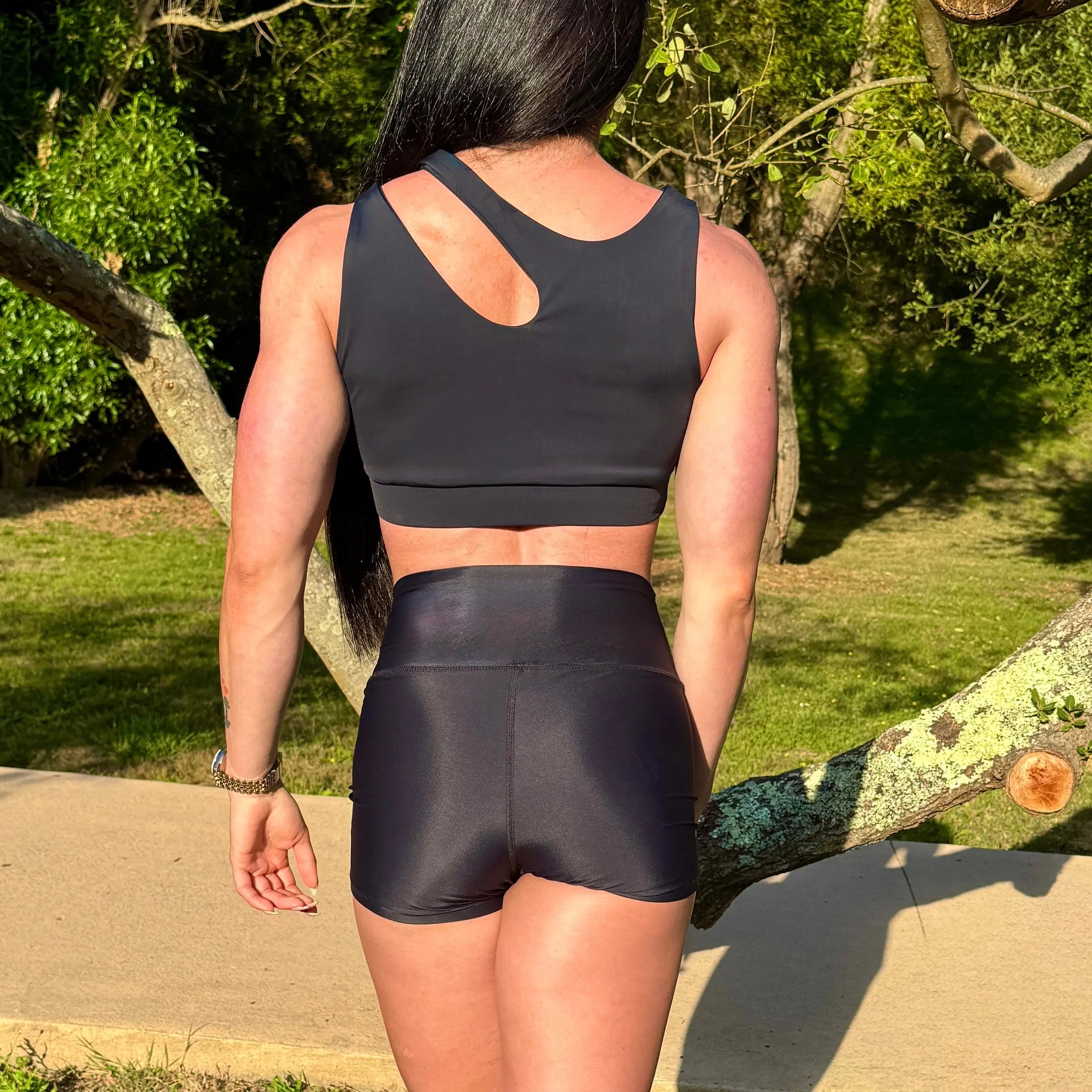 Modelo con el Conjunto Negro - Top Vanesa y Short Cintura Alta - LUXFEEL