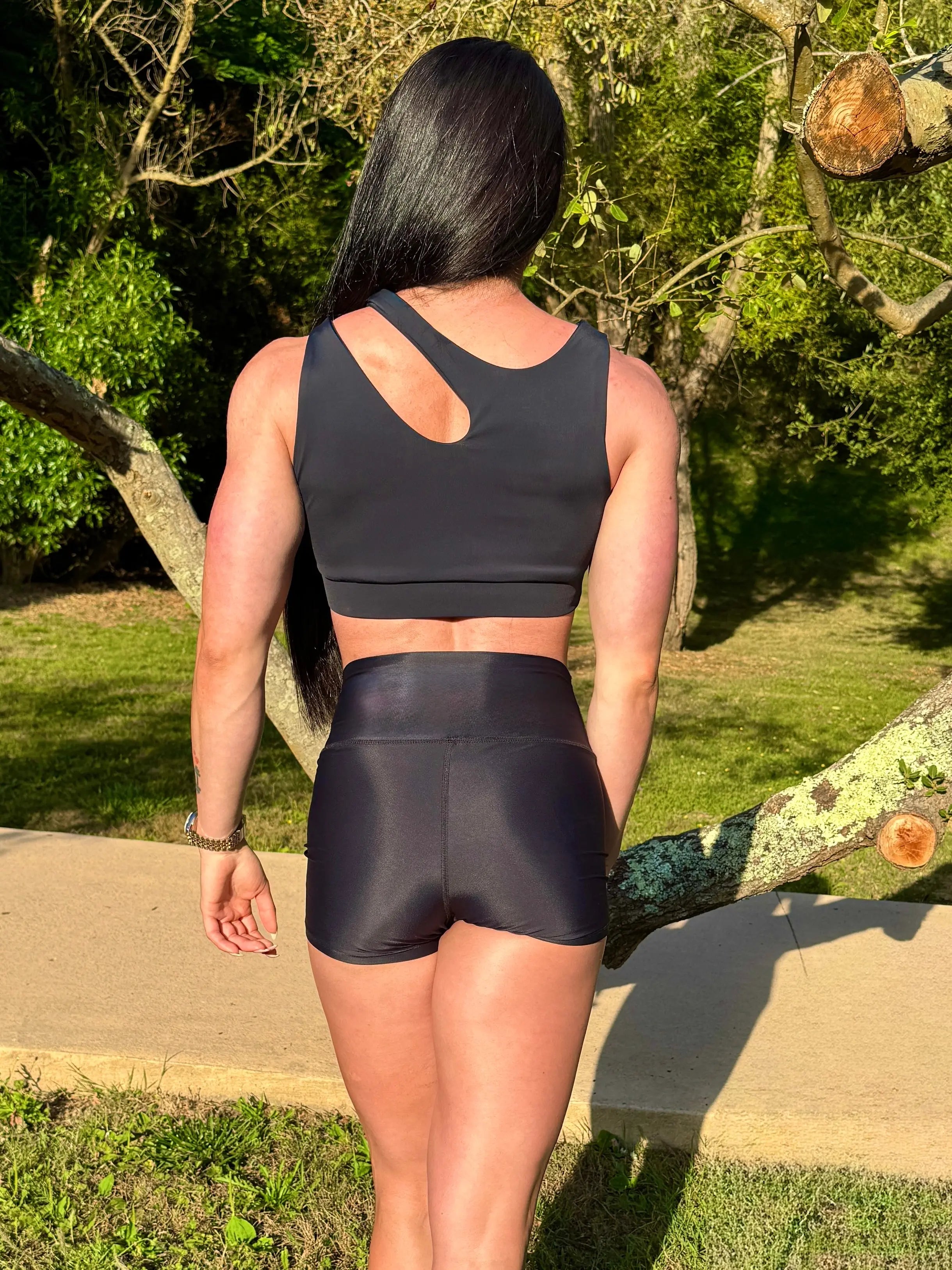 Modelo con el Conjunto Negro - Top Vanesa y Short Cintura Alta - LUXFEEL