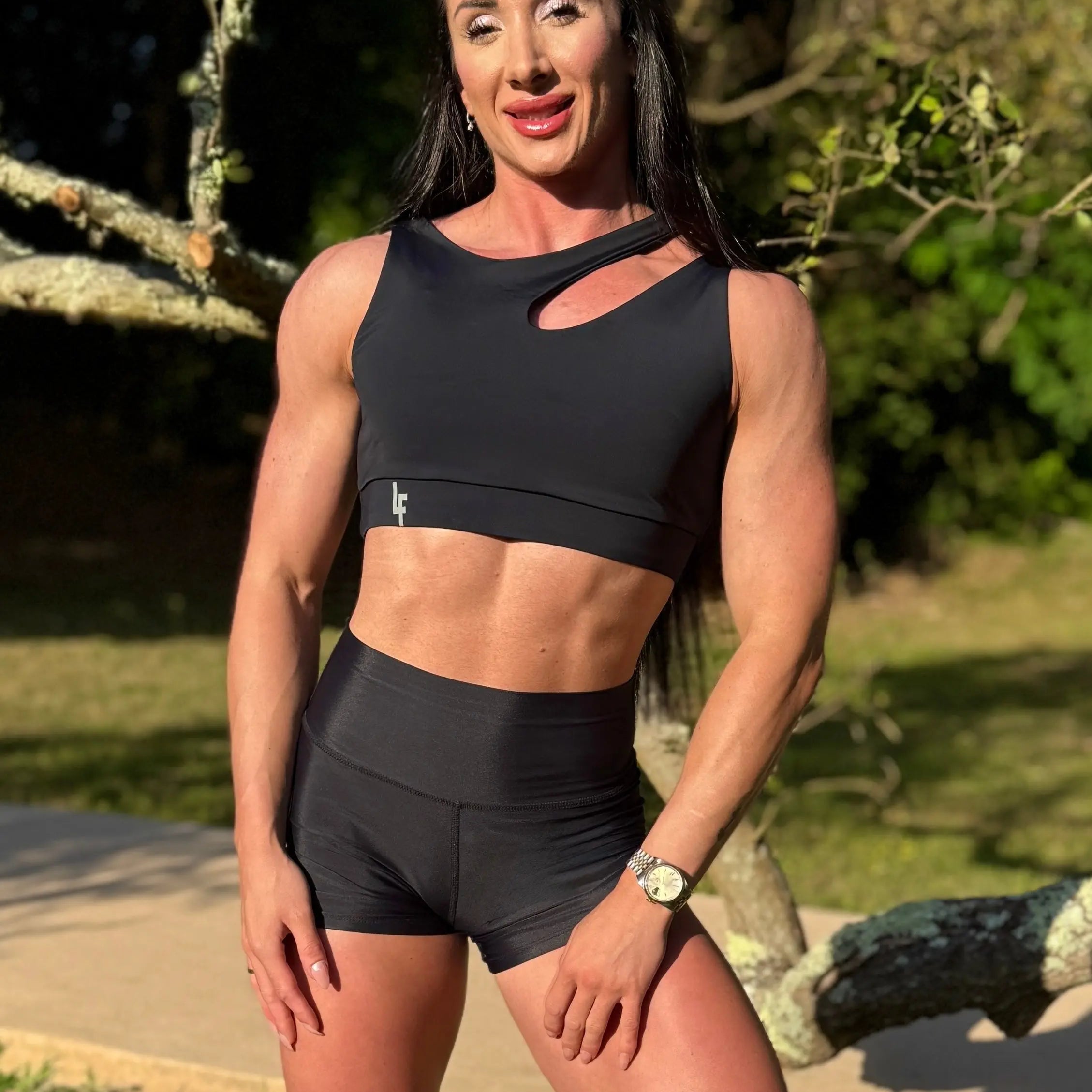 Modelo con el Conjunto Negro - Top Vanesa y Short Cintura Alta - LUXFEEL