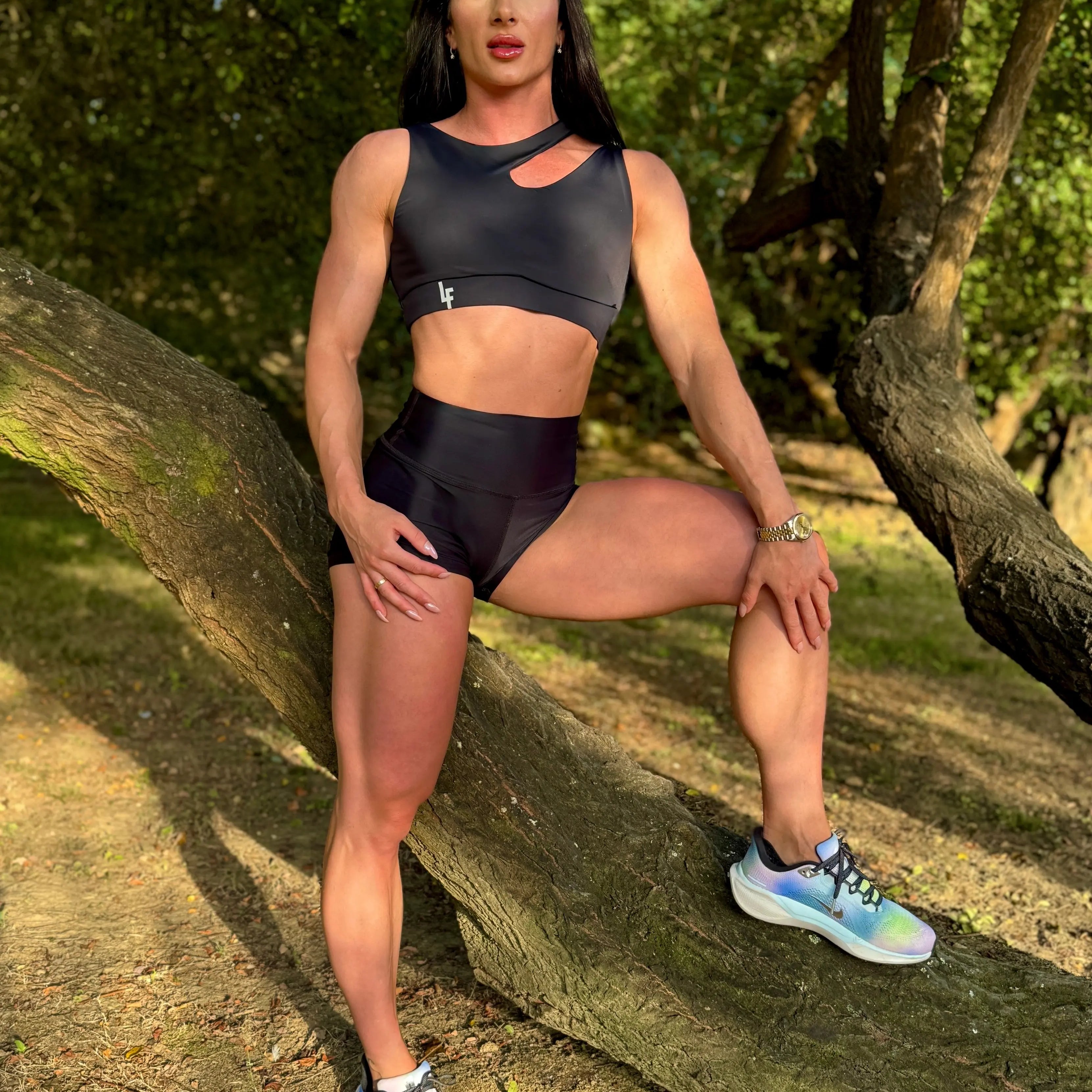 Modelo con el Conjunto Negro - Top Vanesa y Short Cintura Alta - LUXFEEL