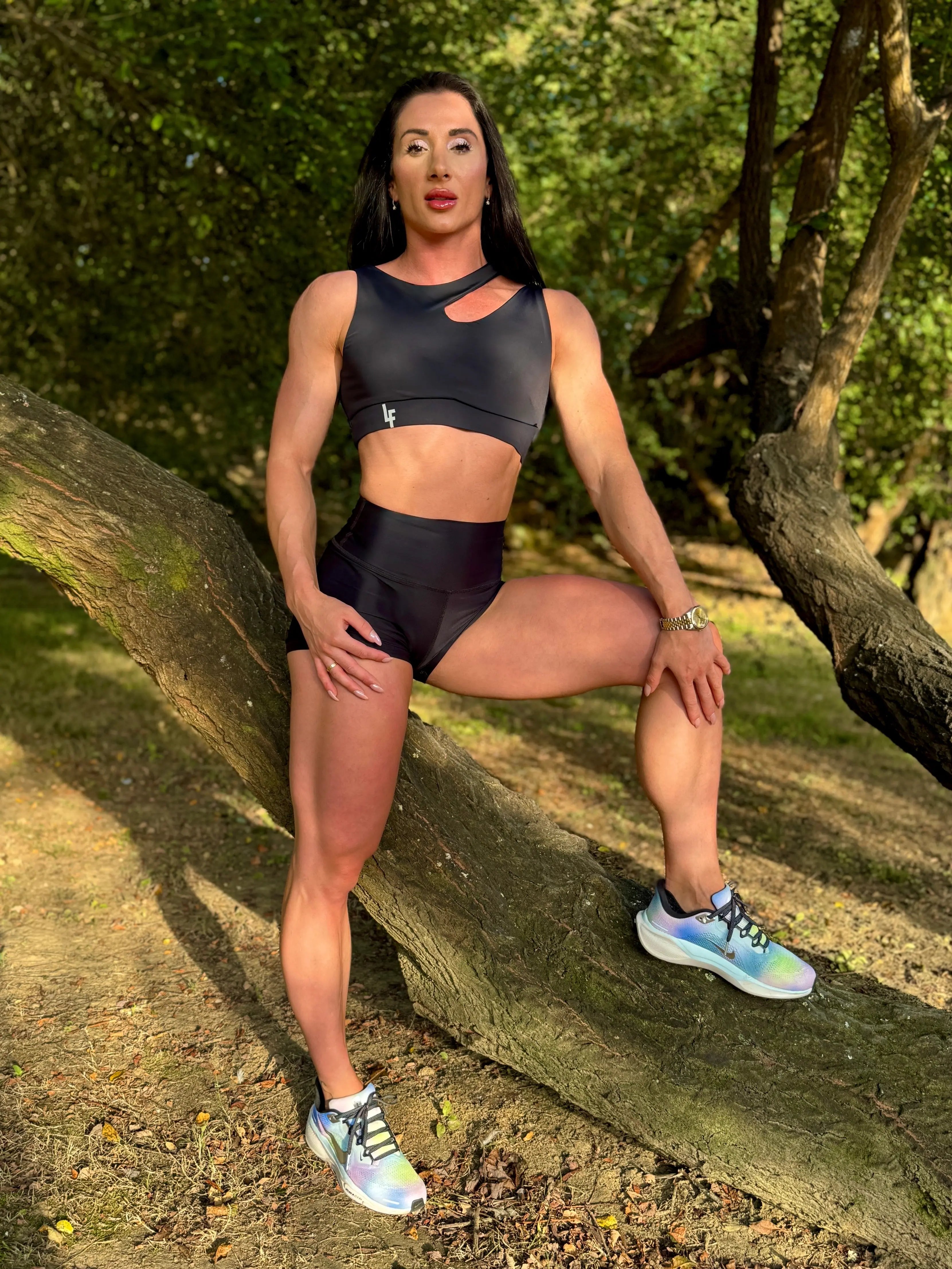 Modelo con el Conjunto Negro - Top Vanesa y Short Cintura Alta - LUXFEEL