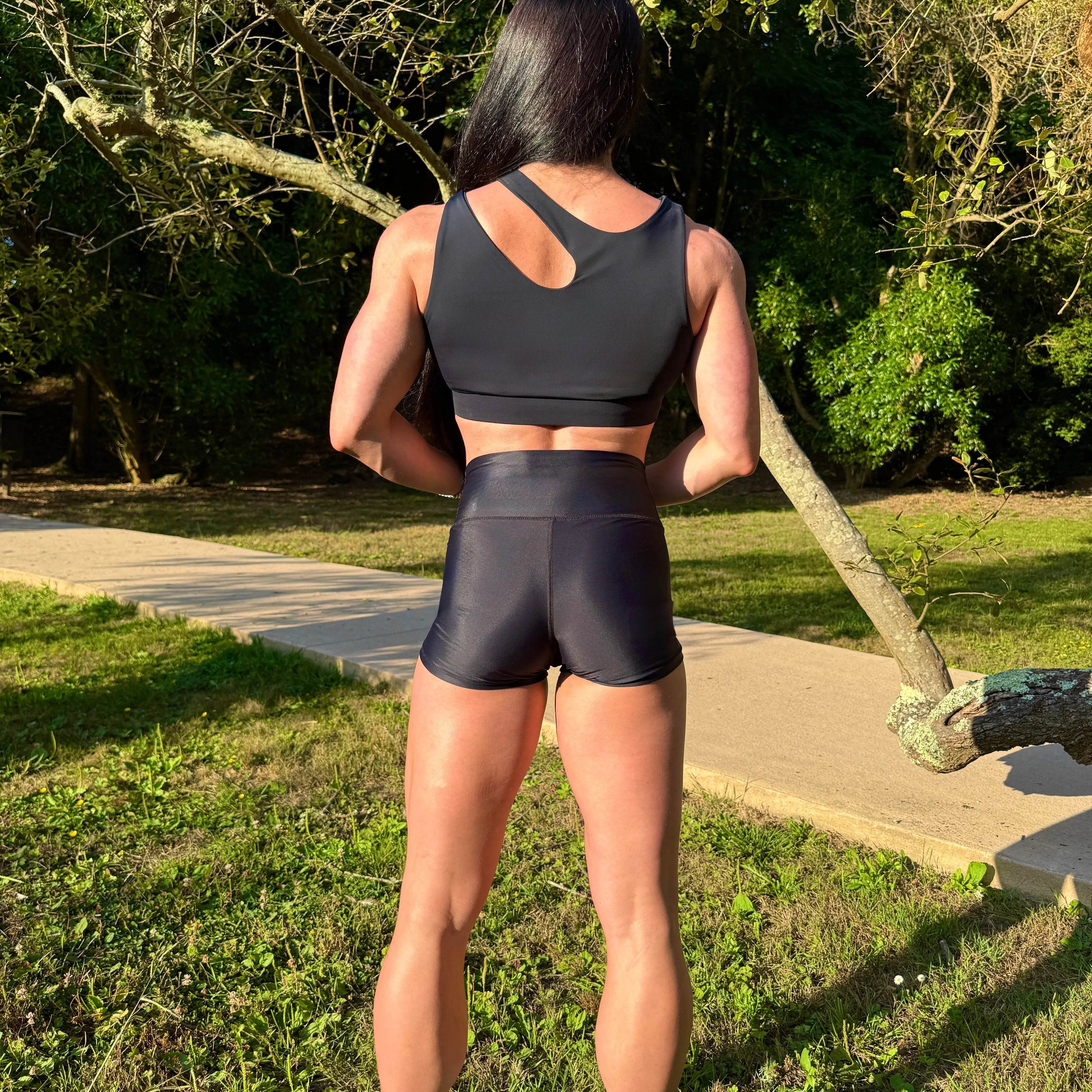 Modelo con el Conjunto Negro - Top Vanesa y Short Cintura Alta - LUXFEEL