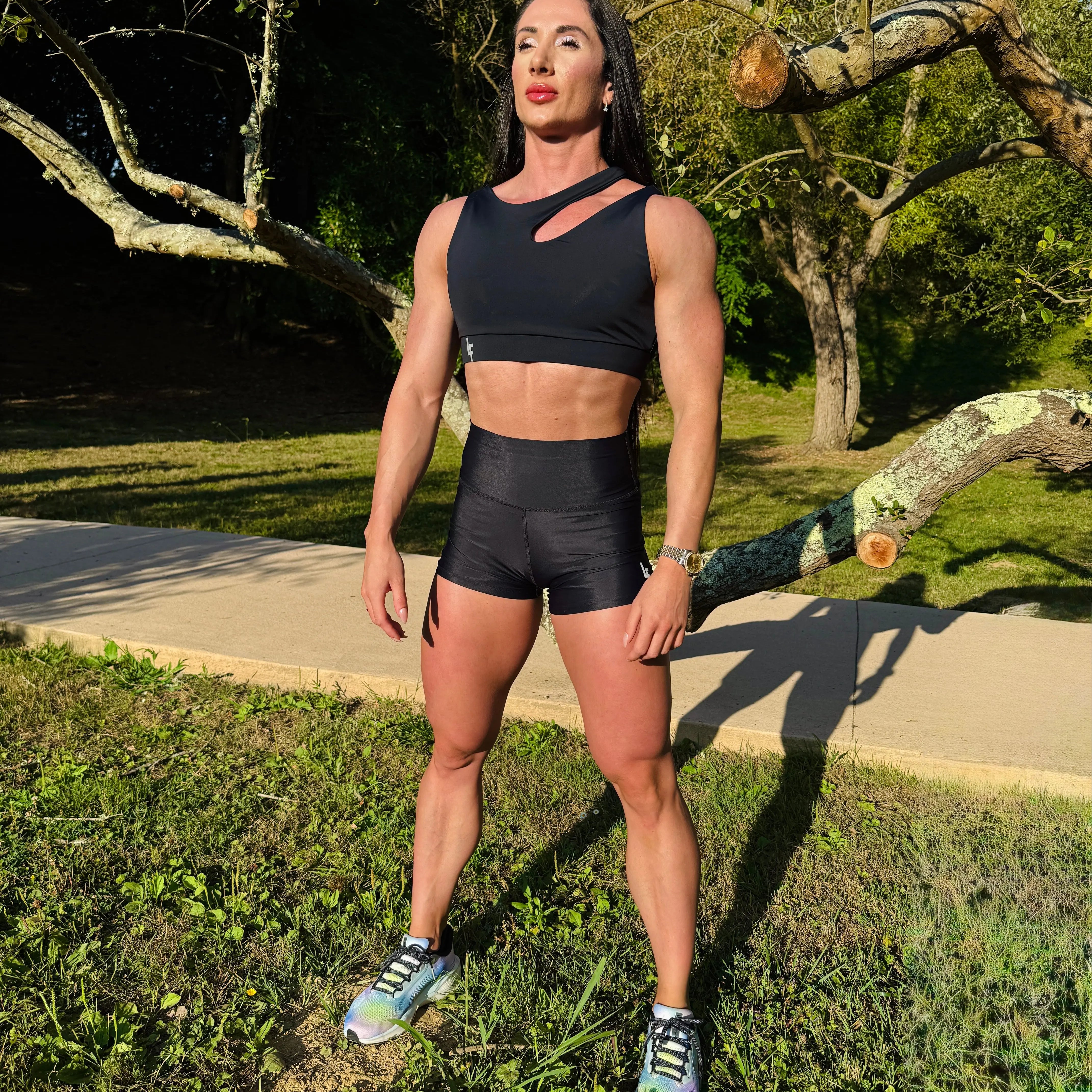 Modelo con el Conjunto Negro - Top Vanesa y Short Cintura Alta - LUXFEEL