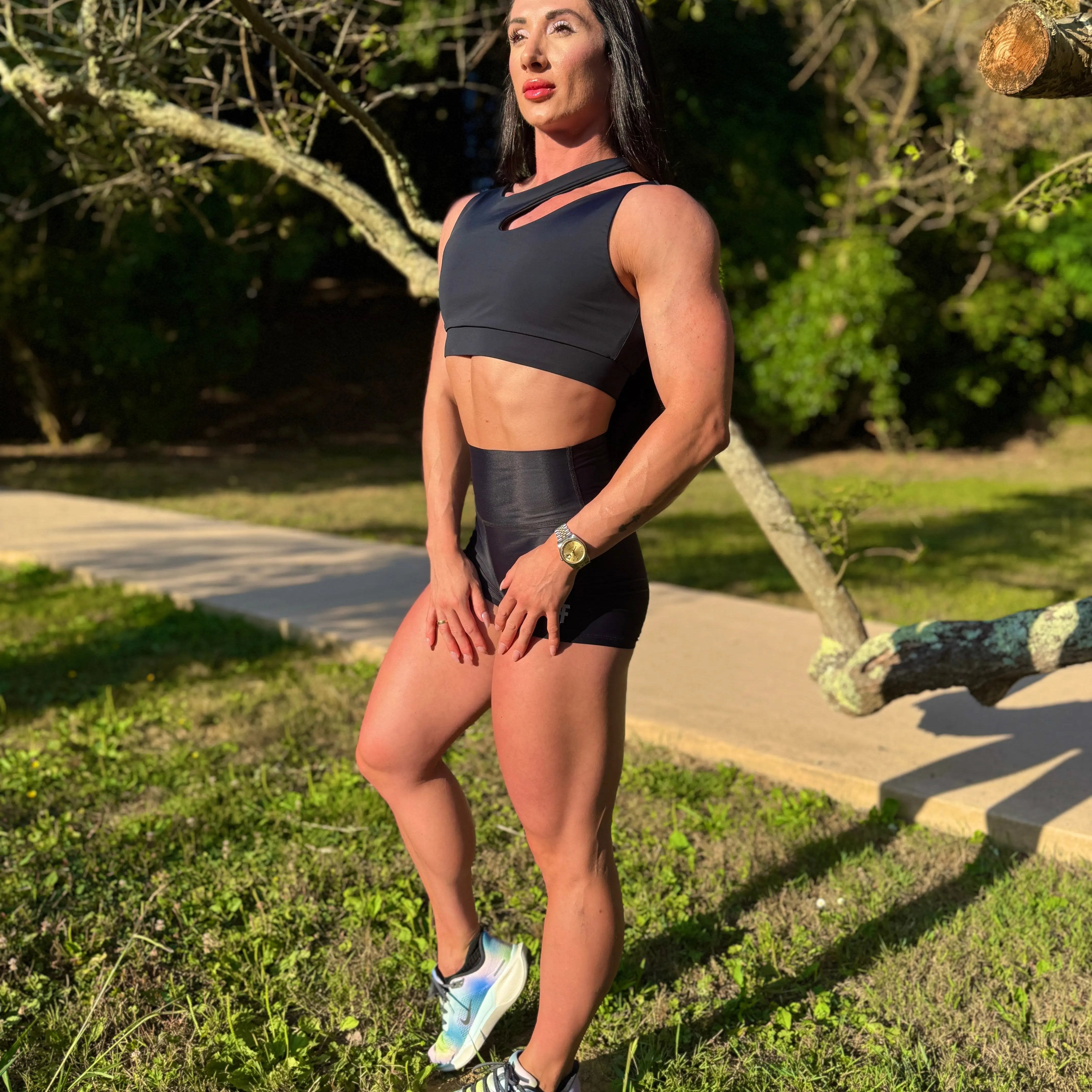 Modelo con el Conjunto Negro - Top Vanesa y Short Cintura Alta - LUXFEEL