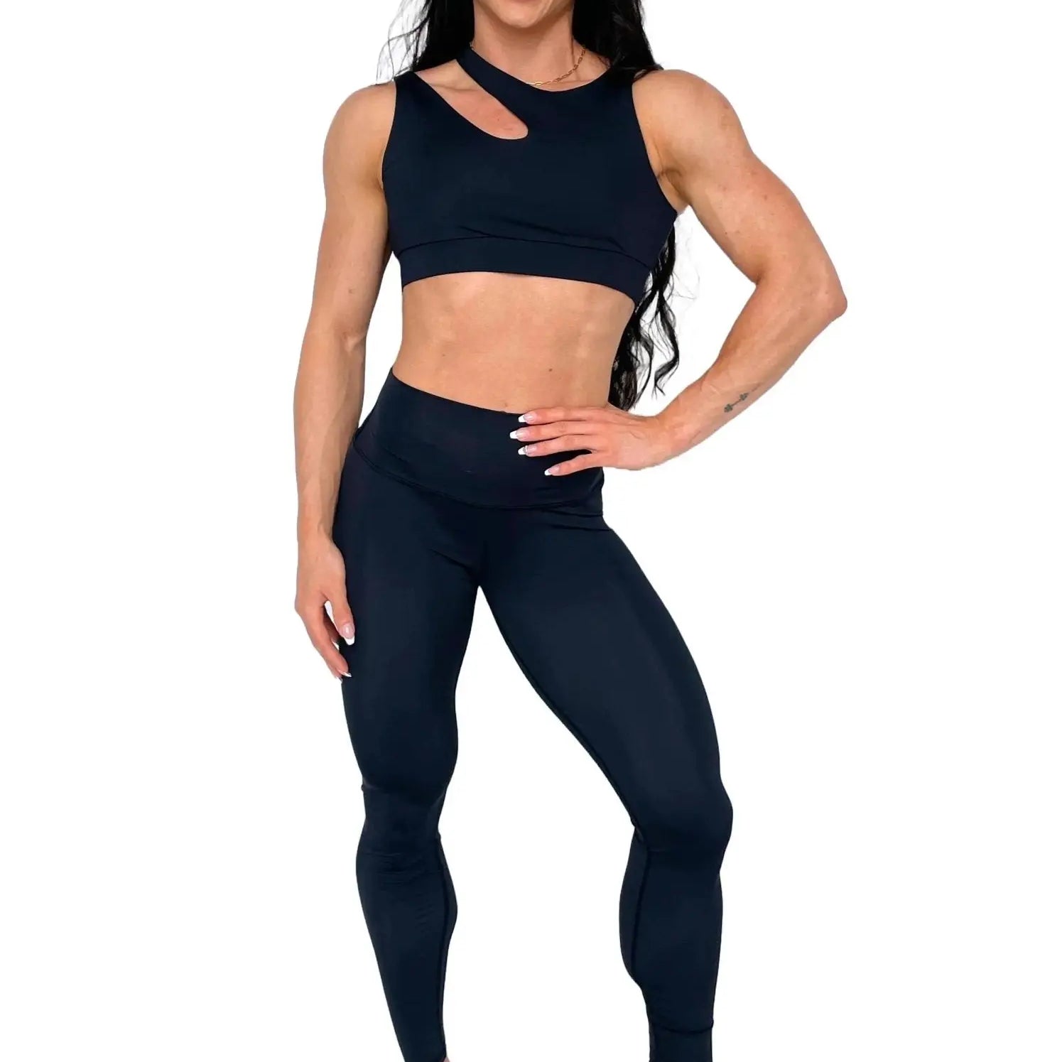 Mujer luciendo el top asimétrico Top Vanesa de LUXFEEL en color Negro, con un diseño de apertura en el hombro y soporte extra.