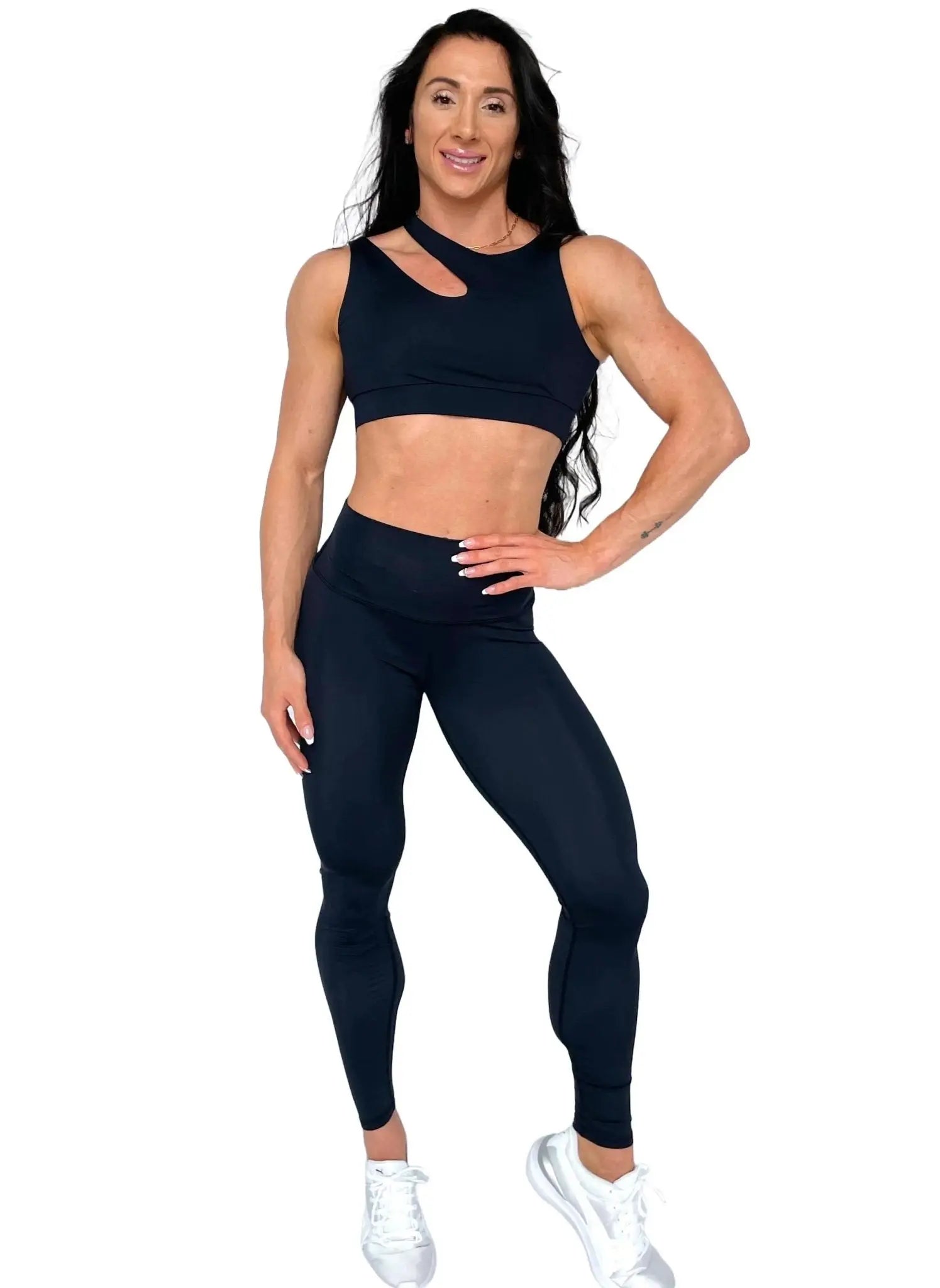 Mujer luciendo el top asimétrico Top Vanesa de LUXFEEL en color Negro, con un diseño de apertura en el hombro y soporte extra.