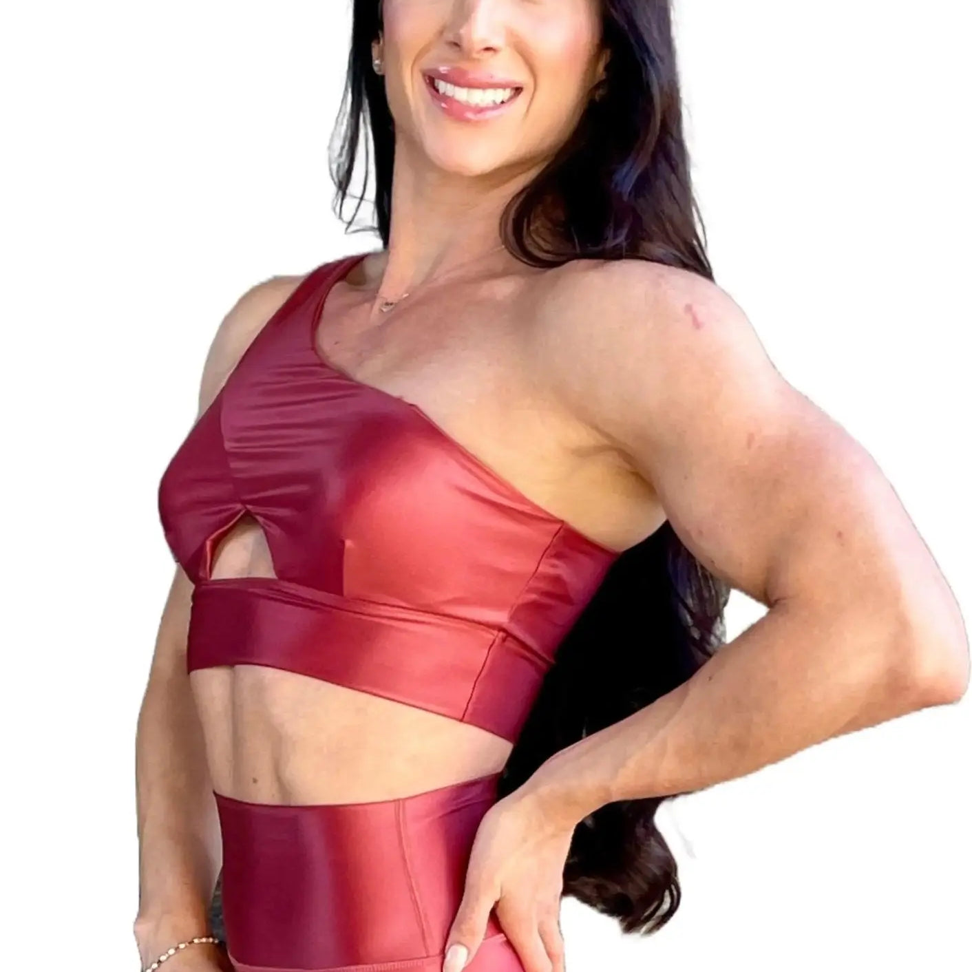 Mujer luciendo el top asimétrico brillante Top Carmela Pearl Shine de LUXFEEL en color Teja Brillante, con diseño de un solo hombro y apertura en el escote.