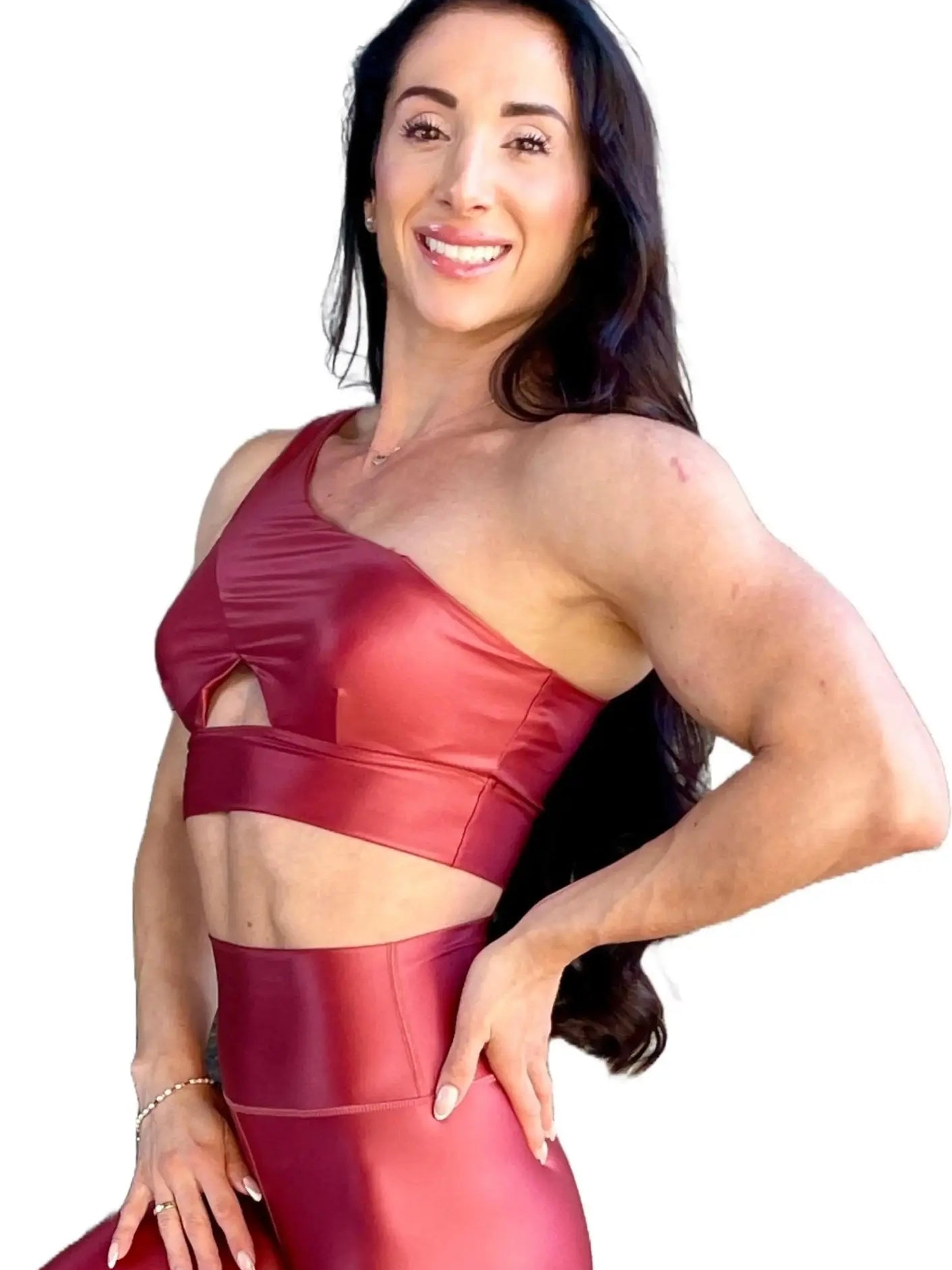 Mujer luciendo el top asimétrico brillante Top Carmela Pearl Shine de LUXFEEL en color Teja Brillante, con diseño de un solo hombro y apertura en el escote.