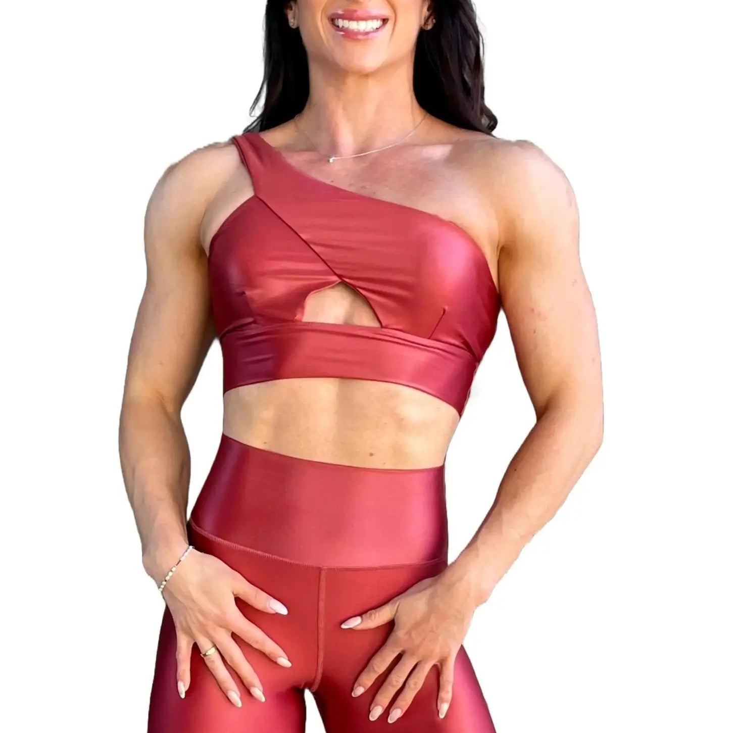 Mujer luciendo el top asimétrico brillante Top Carmela Pearl Shine de LUXFEEL en color Teja Brillante, con diseño de un solo hombro y apertura en el escote.