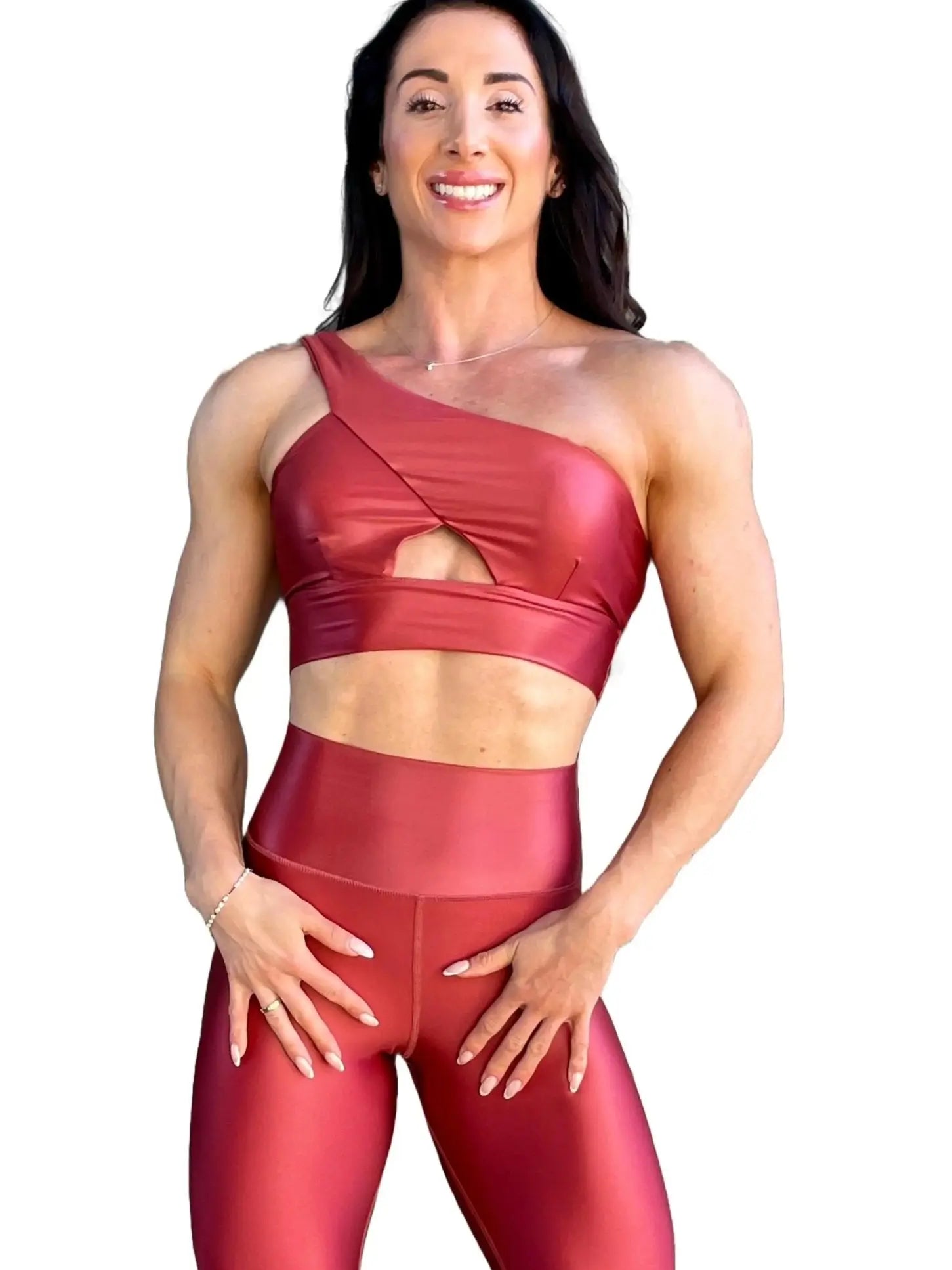 Mujer luciendo el top asimétrico brillante Top Carmela Pearl Shine de LUXFEEL en color Teja Brillante, con diseño de un solo hombro y apertura en el escote.