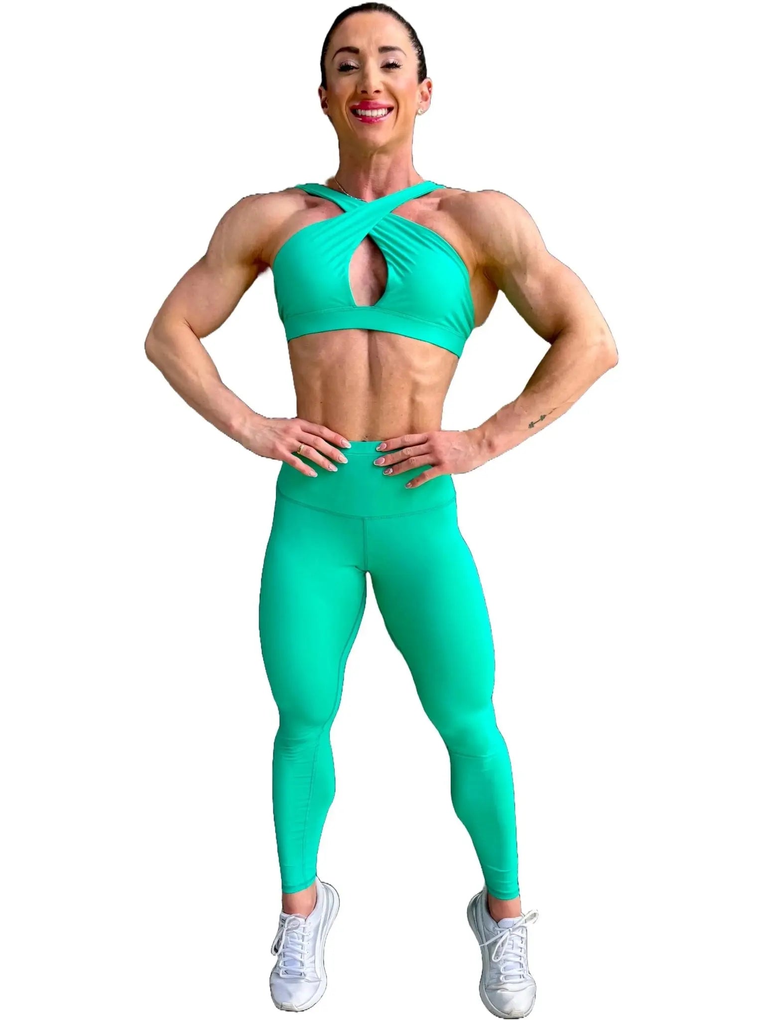 Modelo luciendo el conjunto verde de Top Paula y Legging Myself, mostrando el top con su diseño de tirantes cruzados para mayor sujeción.