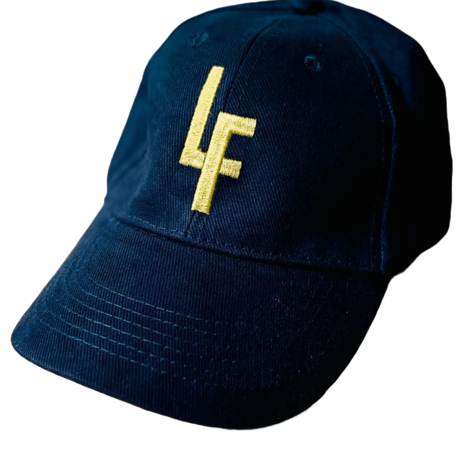 Gorra ovalada de diseño LUXFEEL en color Negro, con el logotipo LF en relieve en la parte frontal