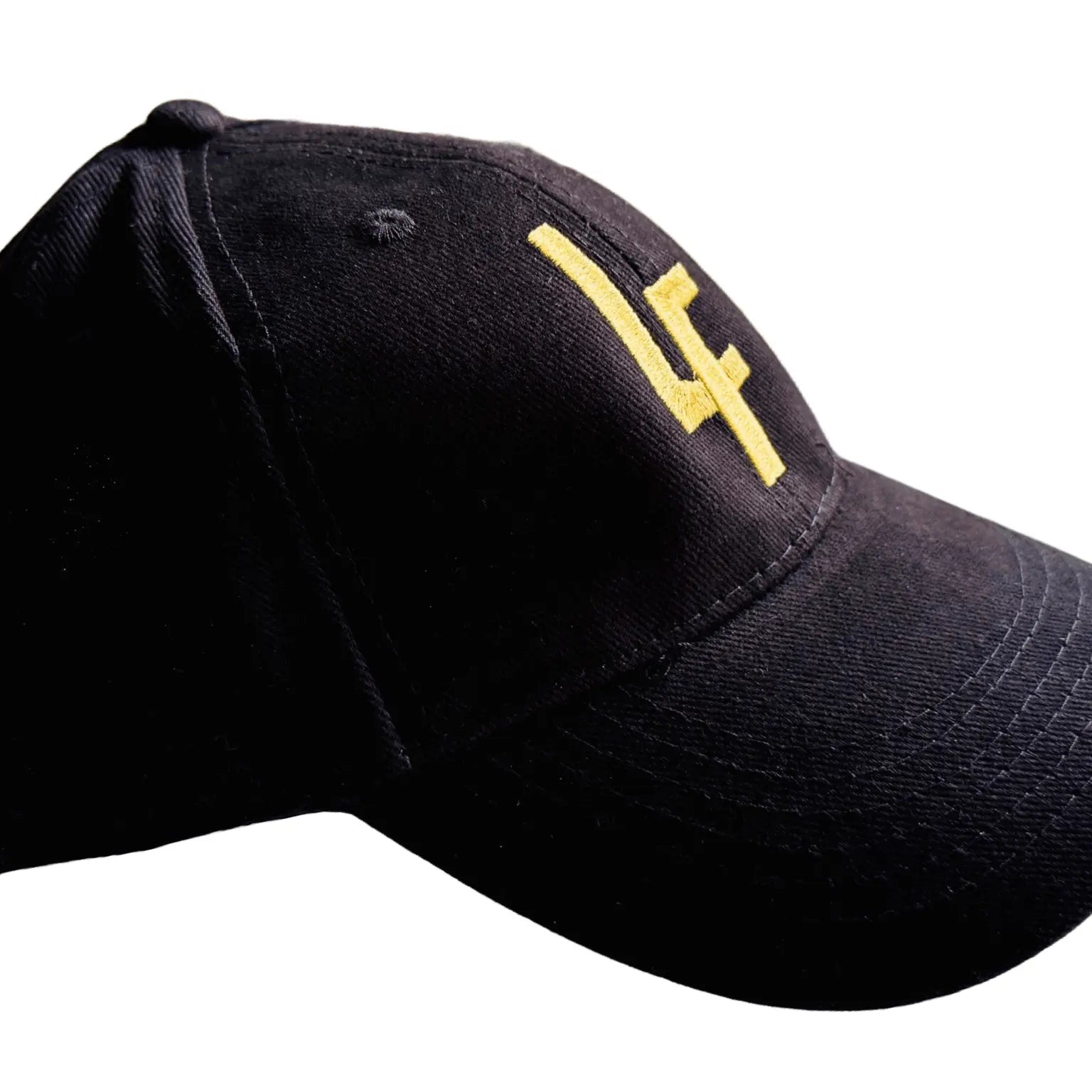 Gorra ovalada de diseño LUXFEEL en color Negro, con el logotipo LF en relieve en la parte frontal