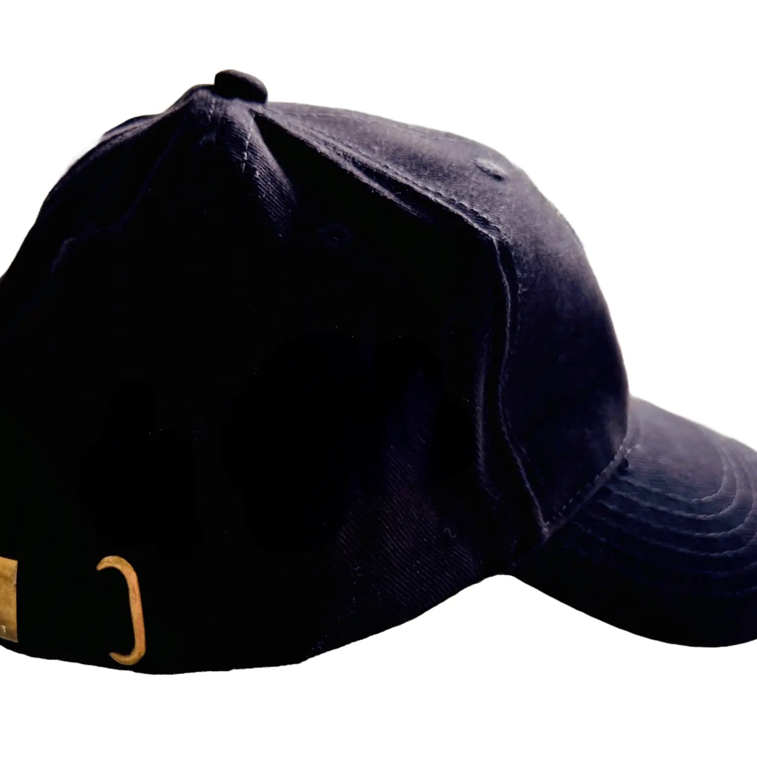 Gorra ovalada de diseño LUXFEEL en color Negro, con el logotipo LF en relieve en la parte frontal