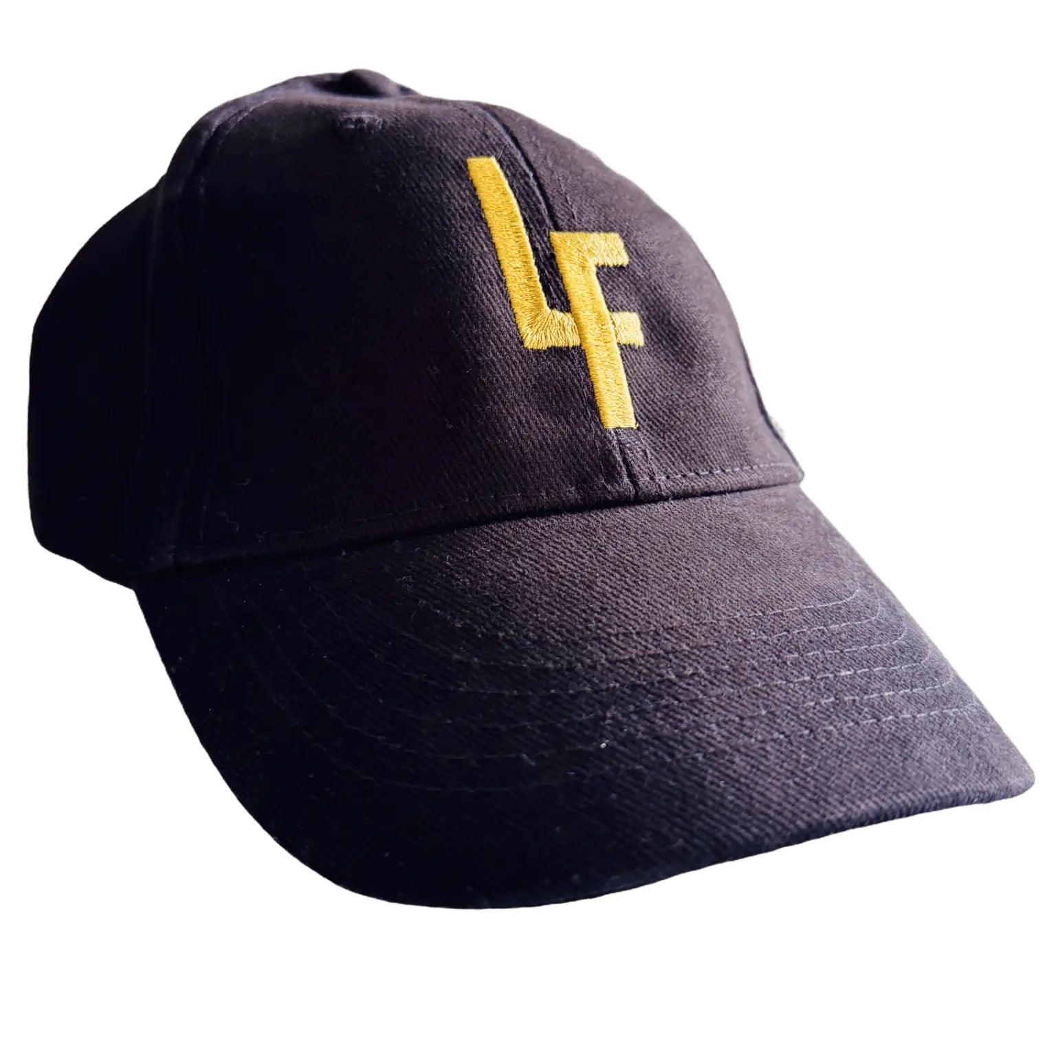 Gorra ovalada de diseño LUXFEEL en color Negro, con el logotipo LF en relieve en la parte frontal