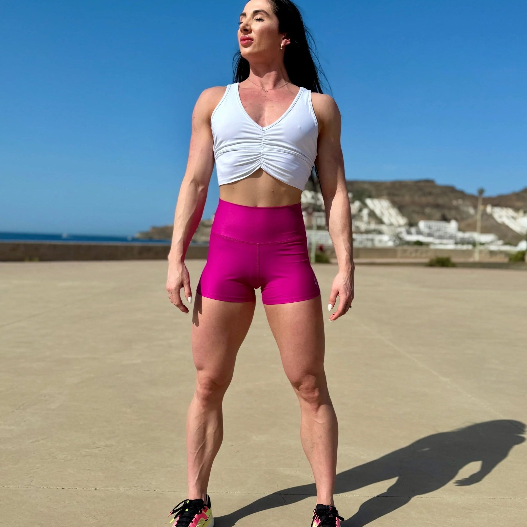 Mujer vistiendo el short deportivo de cintura alta Short Myself de LUXFEEL en color Rosa Bixbita, con diseño moldeador.