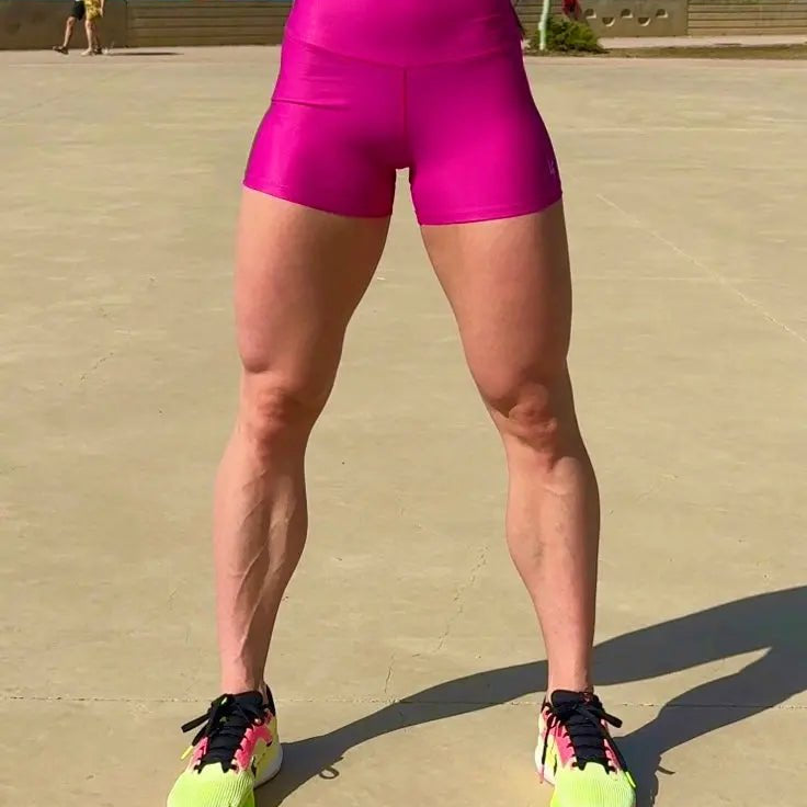 Mujer vistiendo el short deportivo de cintura alta Short Myself de LUXFEEL en color Rosa Bixbita, con diseño moldeador.