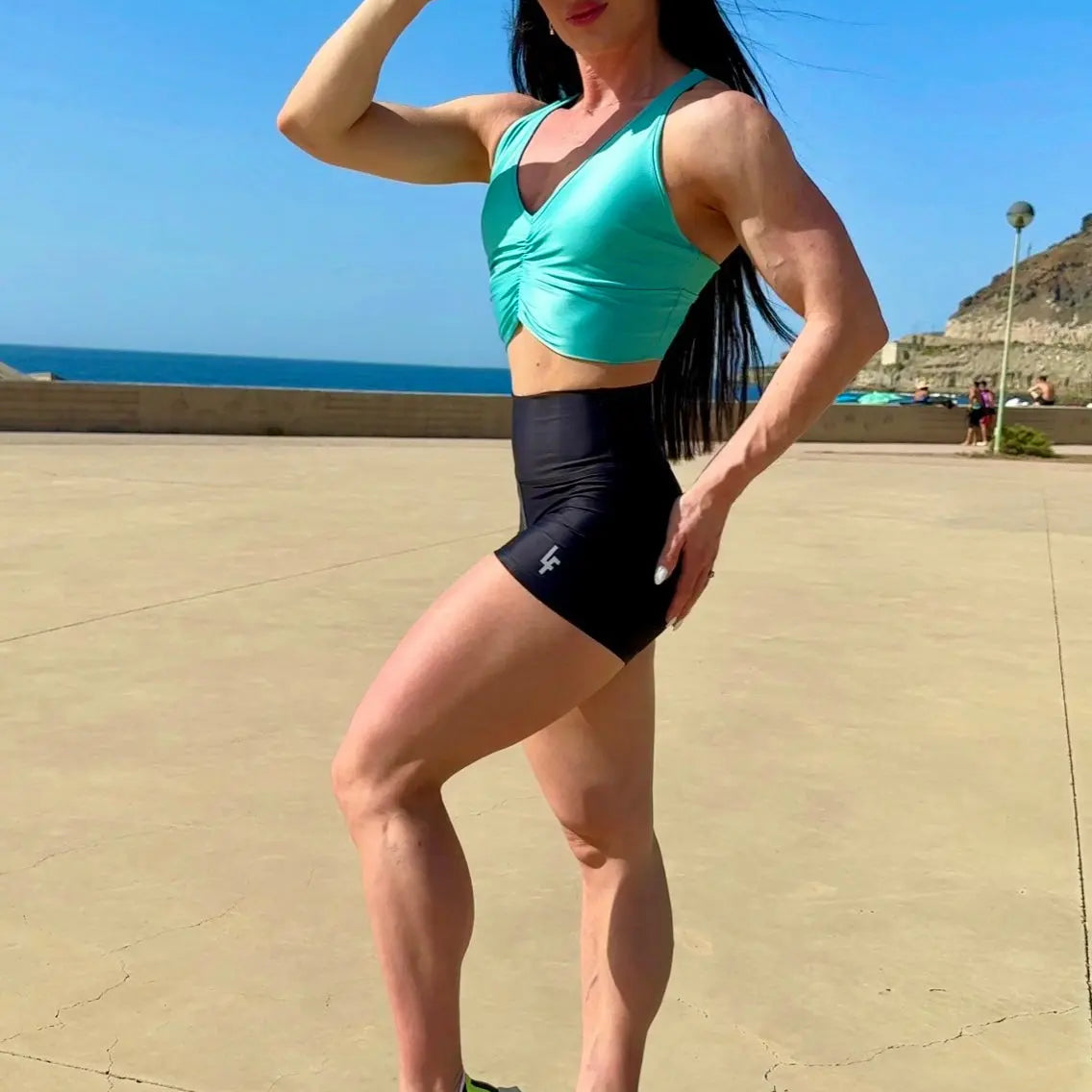 Mujer vistiendo el short deportivo de cintura alta Short Myself de LUXFEEL en color Negro, con diseño moldeador.