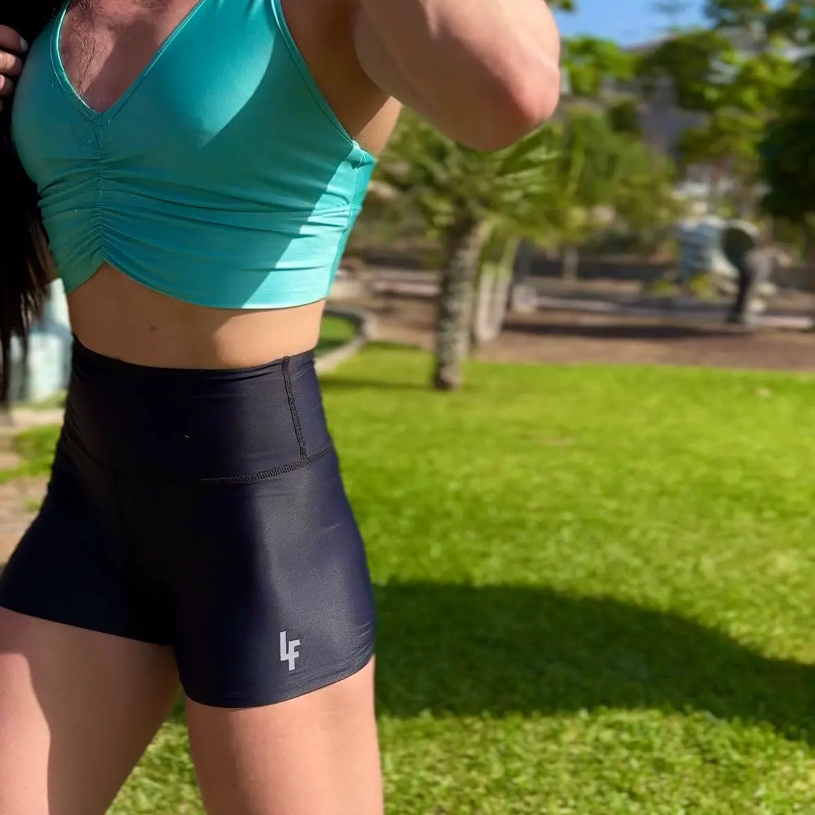 Mujer vistiendo el short deportivo de cintura alta Short Myself de LUXFEEL en color Negro, con diseño moldeador.